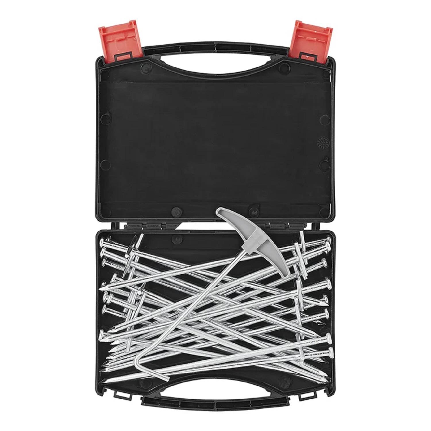 Eine schwarze Plastikaufbewahrungsbox mit zwei roten Verschlüssen, die mehrere Metallzeltheringe und einen T-Griff-Zeltheringsauszieher enthält.