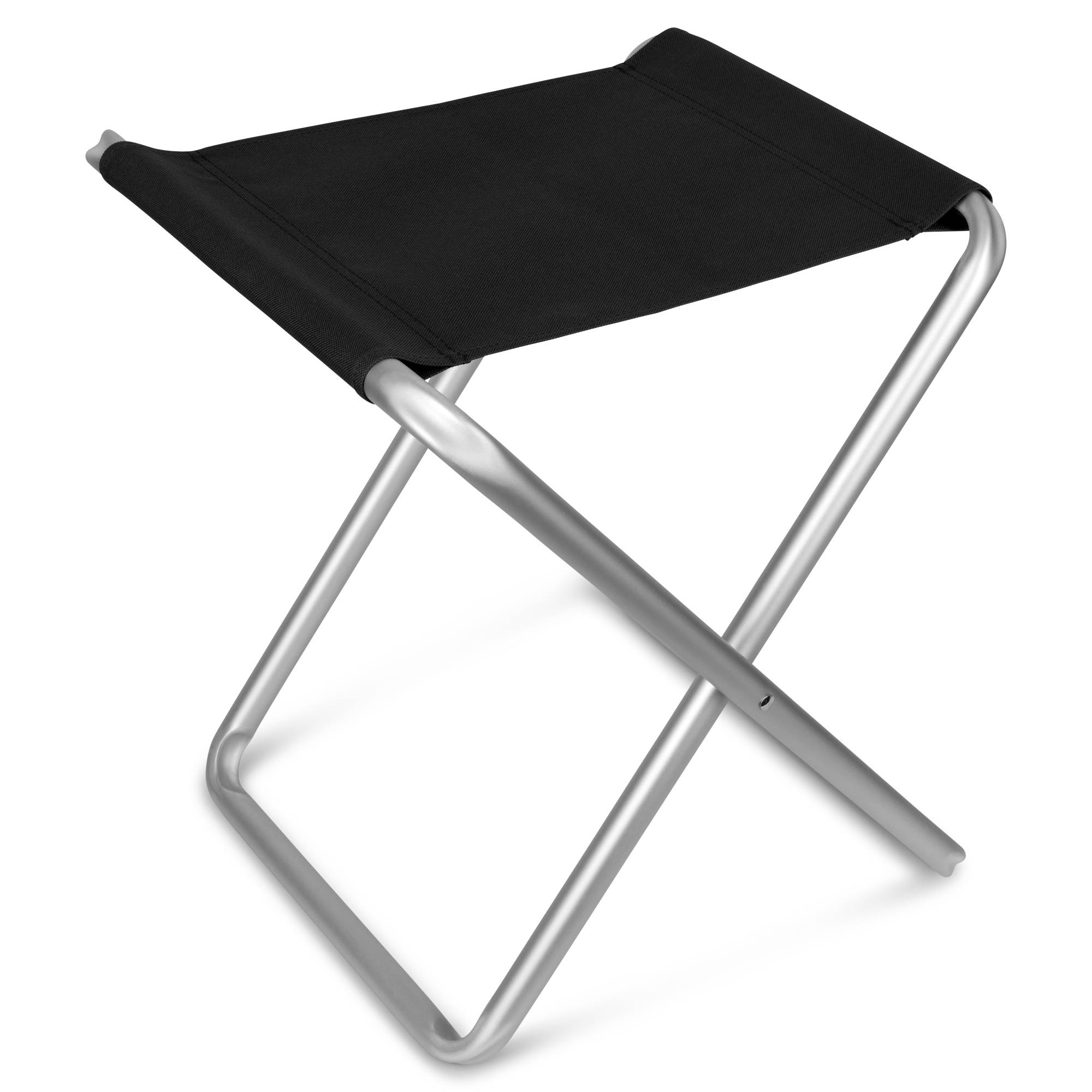 Ein Klapphocker mit schwarzem Stoffsitz und silbernen Metallbeinen, der vor einem weißen Hintergrund präsentiert wird.