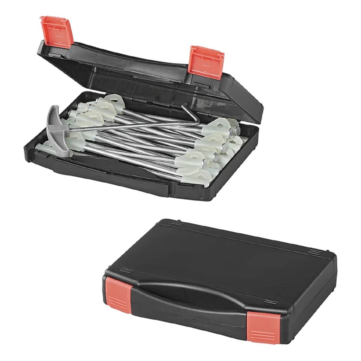 Eine offene und geschlossene schwarze Kunststoffbox mit roten Verschlüssen, die Heringe aus Metall mit transparenten Haken enthält, die für den Campinggebrauch konzipiert sind.