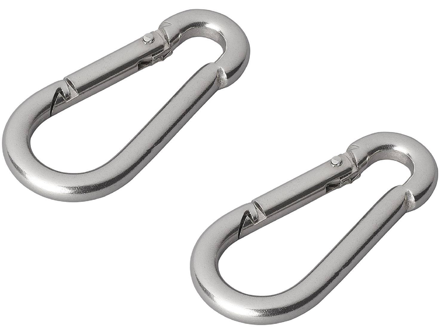 Zwei Metallkarabiner mit federbetätigten Verschlüssen, die zum Einhaken oder Sichern von Gegenständen verwendet werden, vor einem einfarbigen weißen Hintergrund dargestellt.