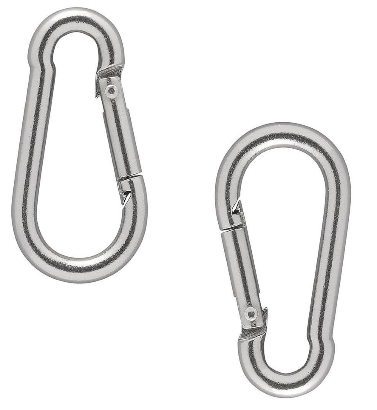 Zwei silberne Karabiner, leicht überlappend, auf einem weißen Hintergrund.