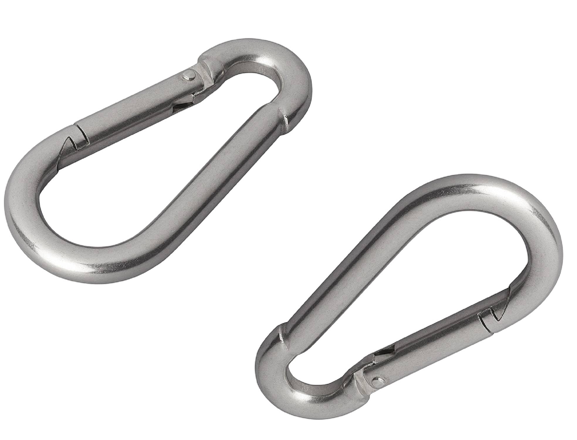 Zwei silberne Karabiner werden vor einem weißen Hintergrund gezeigt, jeder mit einem federbelasteten Verschluss für sichere Befestigung.