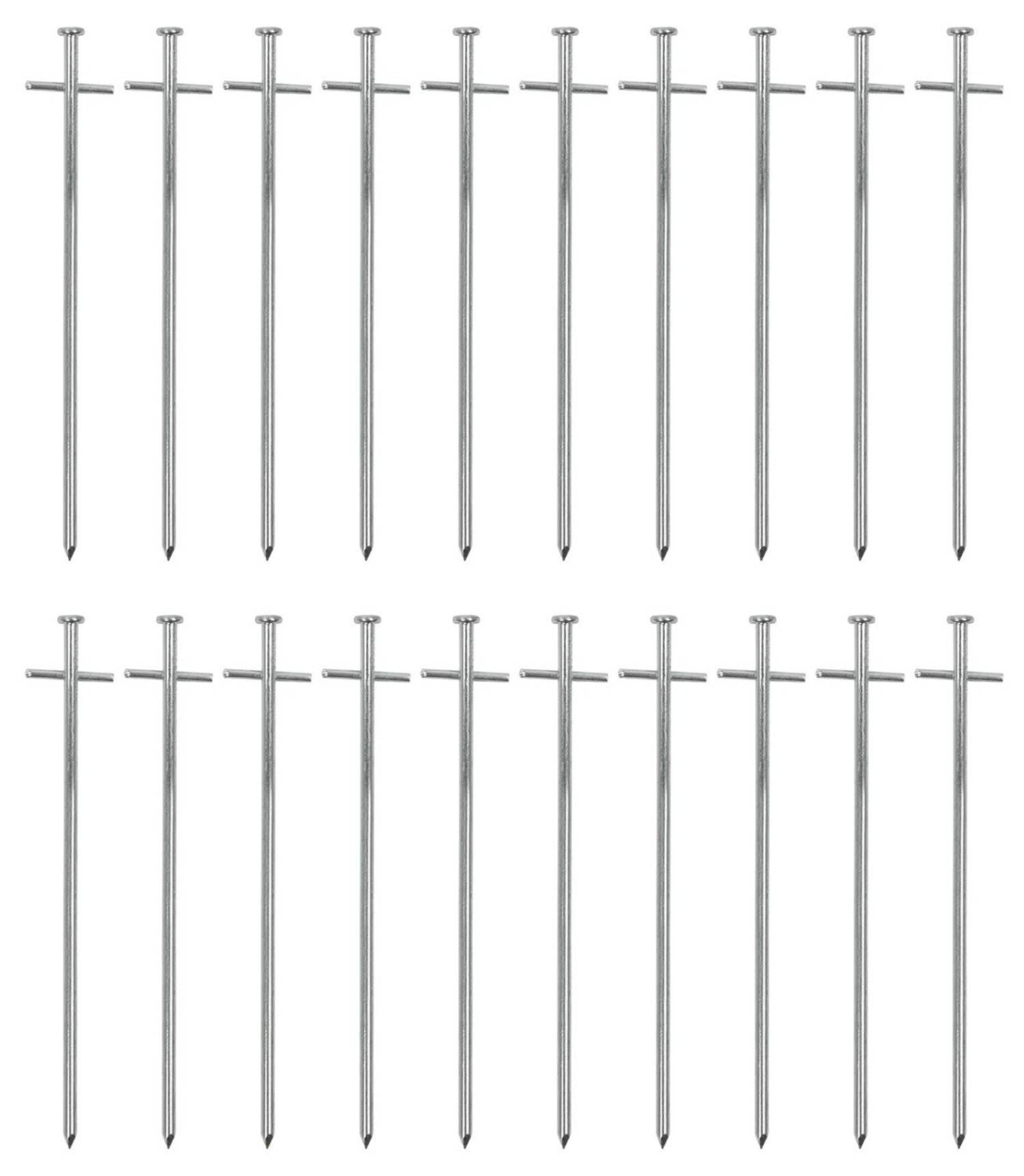 Achtzehn ausgerichtete silberne Stricknadeln auf einem weißen Hintergrund, in zwei parallelen Reihen angeordnet, deuten auf ein Motiv der Organisation oder des Handarbeitens hin.