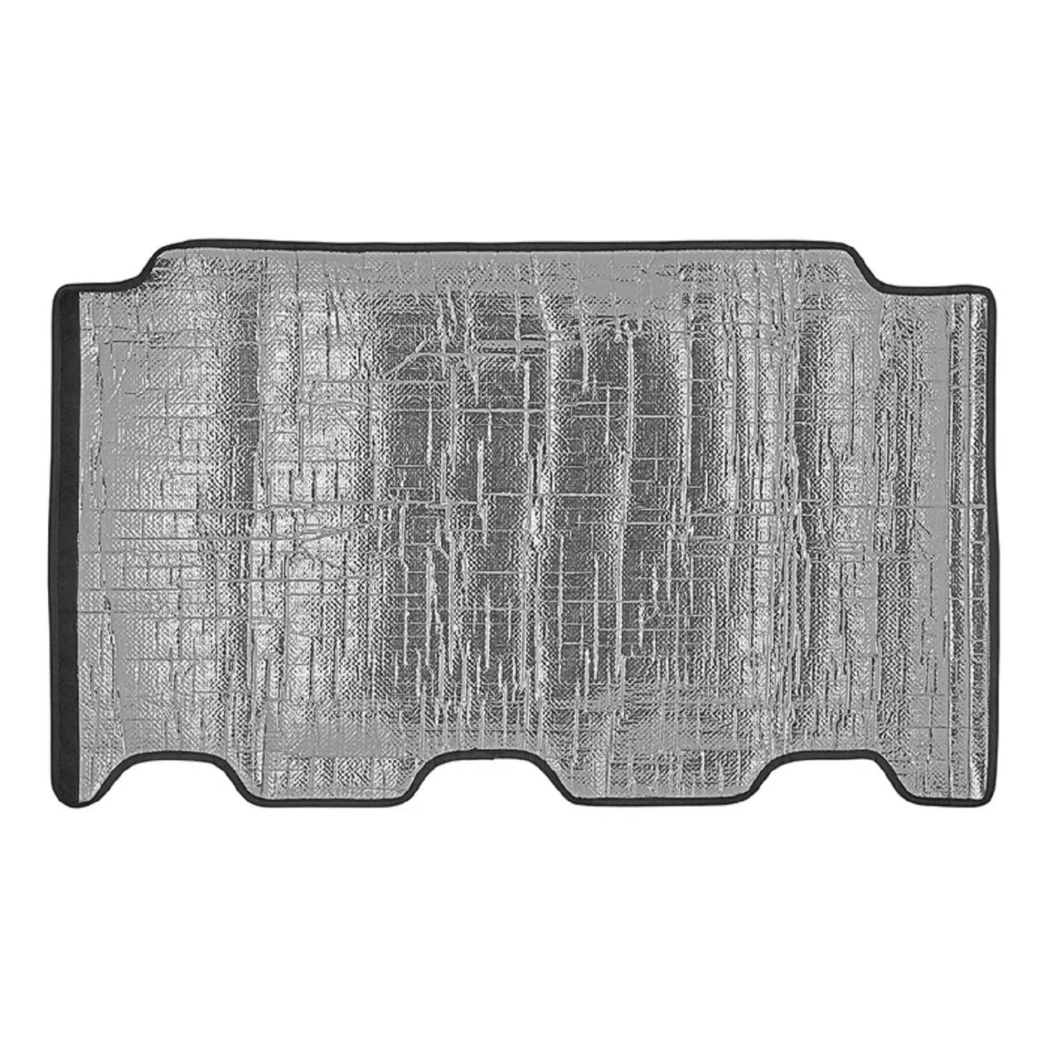 Ein silberner, strukturierter Autoscheiben-Sonnenschutz, der Sonnenlicht reflektiert und die Innentemperaturen des Fahrzeugs reduziert.