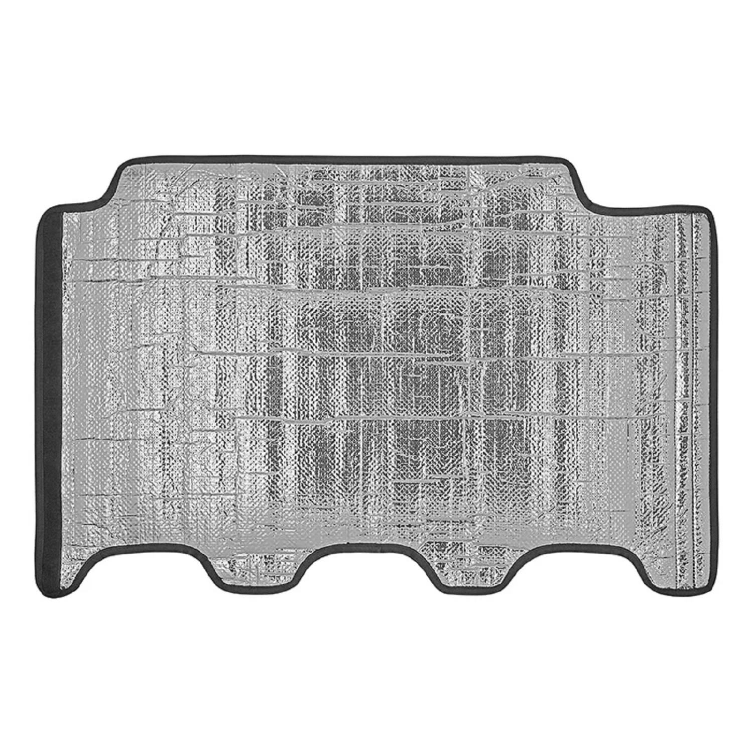 Ein silberner reflektierender Autosonnenschutz mit Gittermuster liegt flach, entwickelt, um Sonnenlicht zu blockieren und die Hitze im Fahrzeuginneren zu reduzieren.