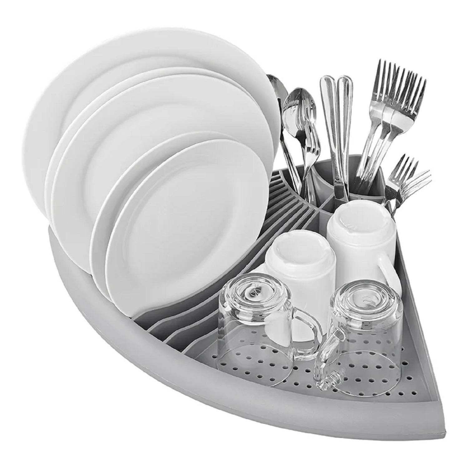 Ein Abtropfgestell mit vier weißen Tellern, zwei weißen Tassen und zwei transparenten Bechern, wobei Besteck wie Gabeln und Löffel in separaten Fächern untergebracht sind.