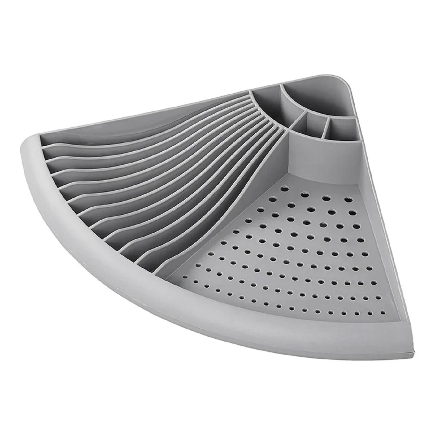 Ein grauer, dreieckiger Spülbecken-Organizer mit mehreren Fächern und Durchlöcherungen zum Wasserdurchlauf, der entwickelt wurde, um Küchenutensilien zu halten.