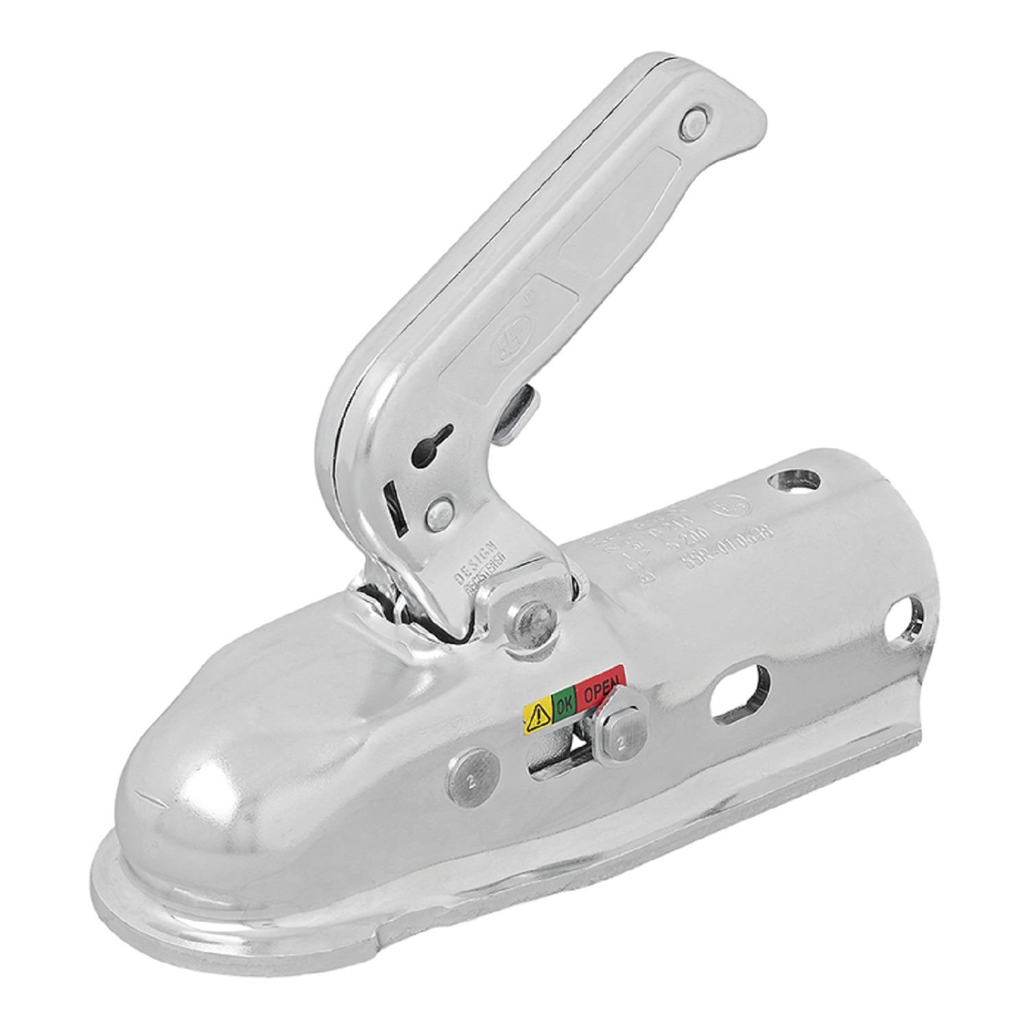 Ein silberner Anhängerkupplungsadapter mit Hebelverriegelung zum Anbringen an einer Anhängerkugel. Warnhinweis, der die 'geöffnete' Position anzeigt.