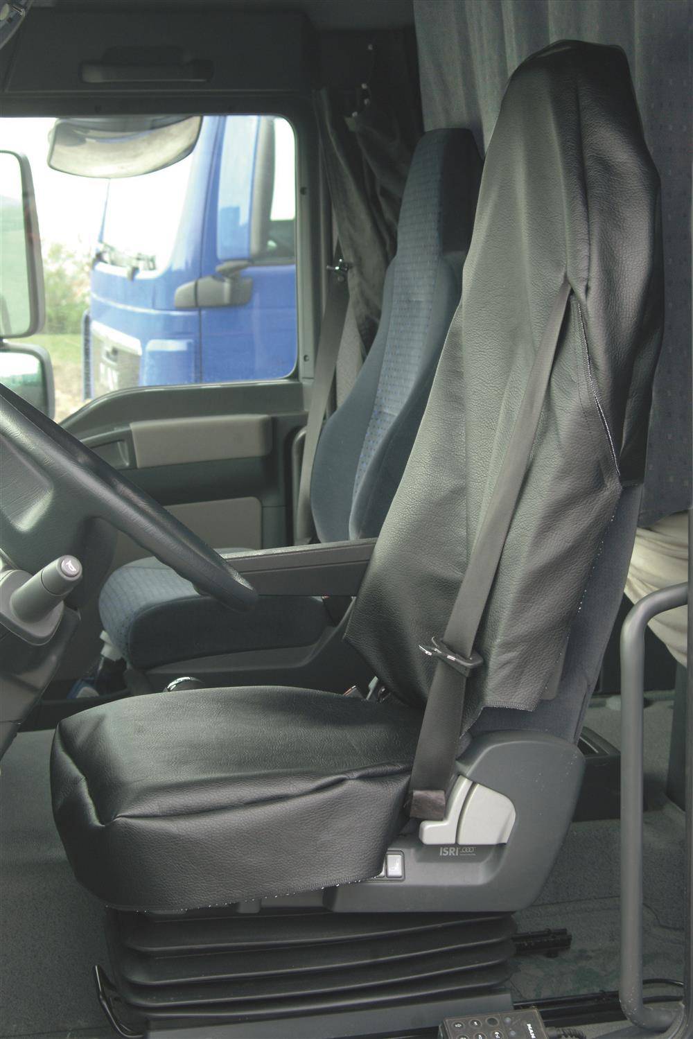 Innenansicht einer Fahrerkanzel mit Fahrersitz, der mit Lederbezügen ausgestattet ist, und einem Lenkrad.