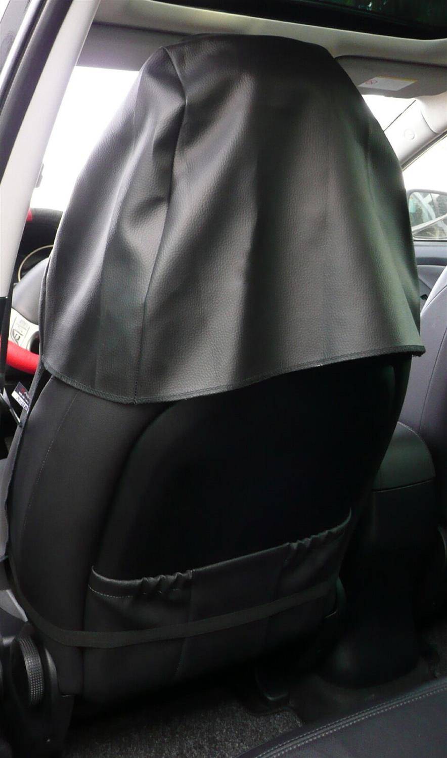 Eine Nahaufnahme eines Autositzes, der mit einem schwarzen Ledersitzschutz in einem Fahrzeuginnenraum bedeckt ist.