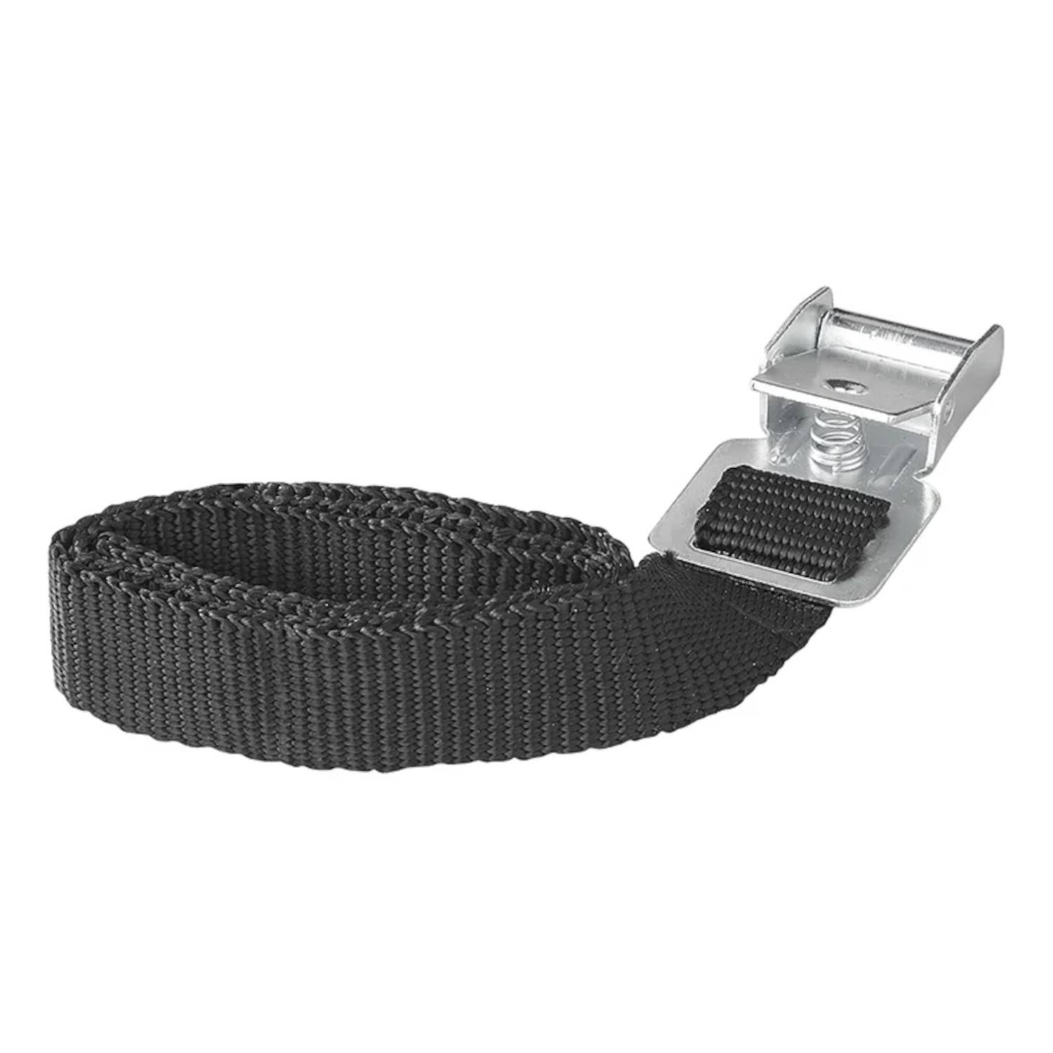 Schwarzer gewebter Riemen mit einer Metallschnalle, teilweise aufgerollt.