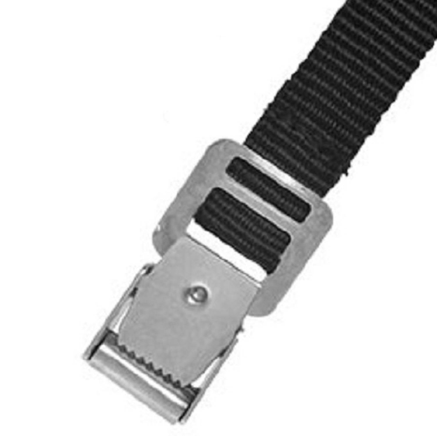 Eine Metallschnalle, die an einem schwarzen Riemen befestigt ist und zum Schließen oder Sichern von Gegenständen verwendet wird.