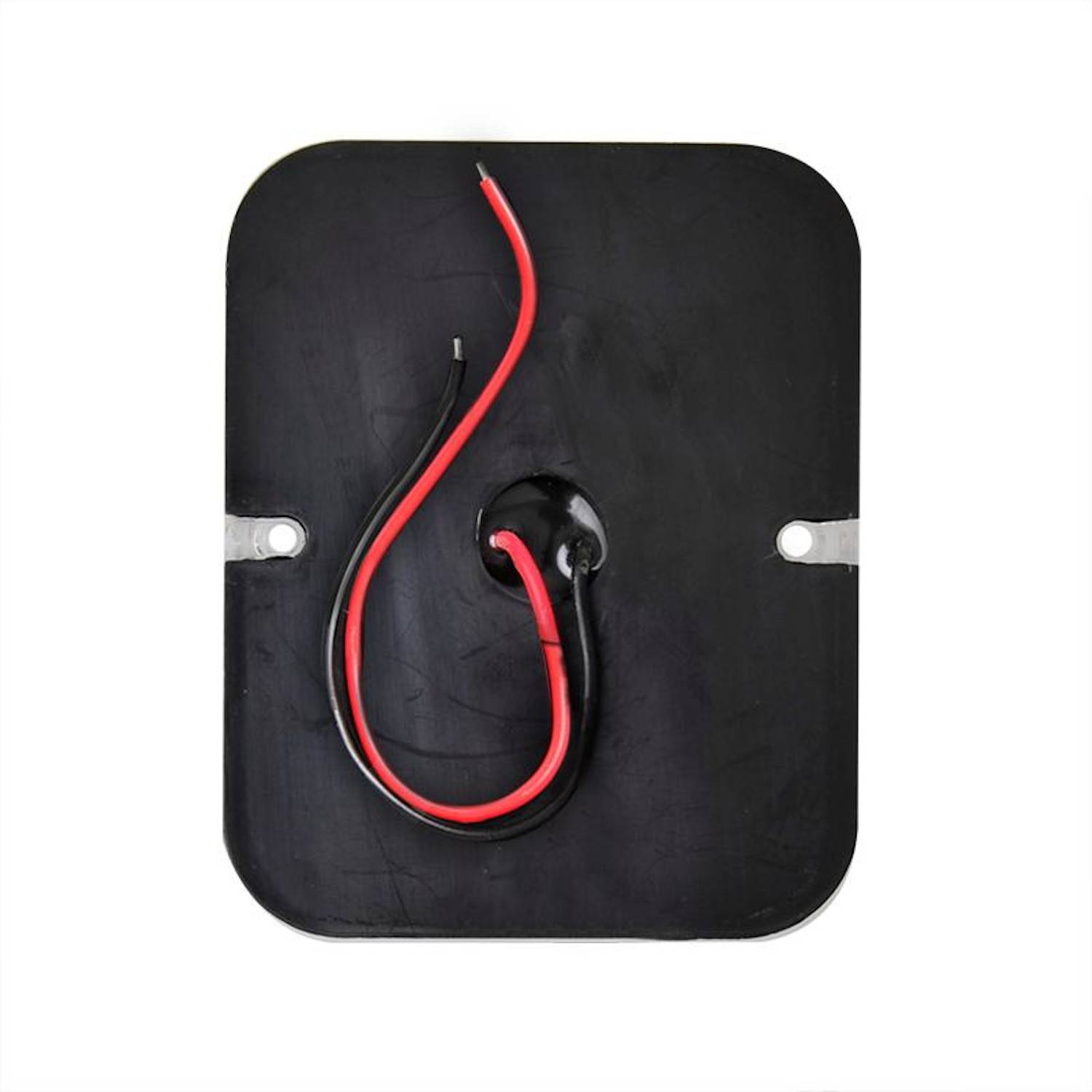 Eine schwarze Solarzelle mit zwei Drähten, einem roten und einem schwarzen, die für elektrische Verbindungen verwendet werden, auf einem einfarbigen weißen Hintergrund platziert.