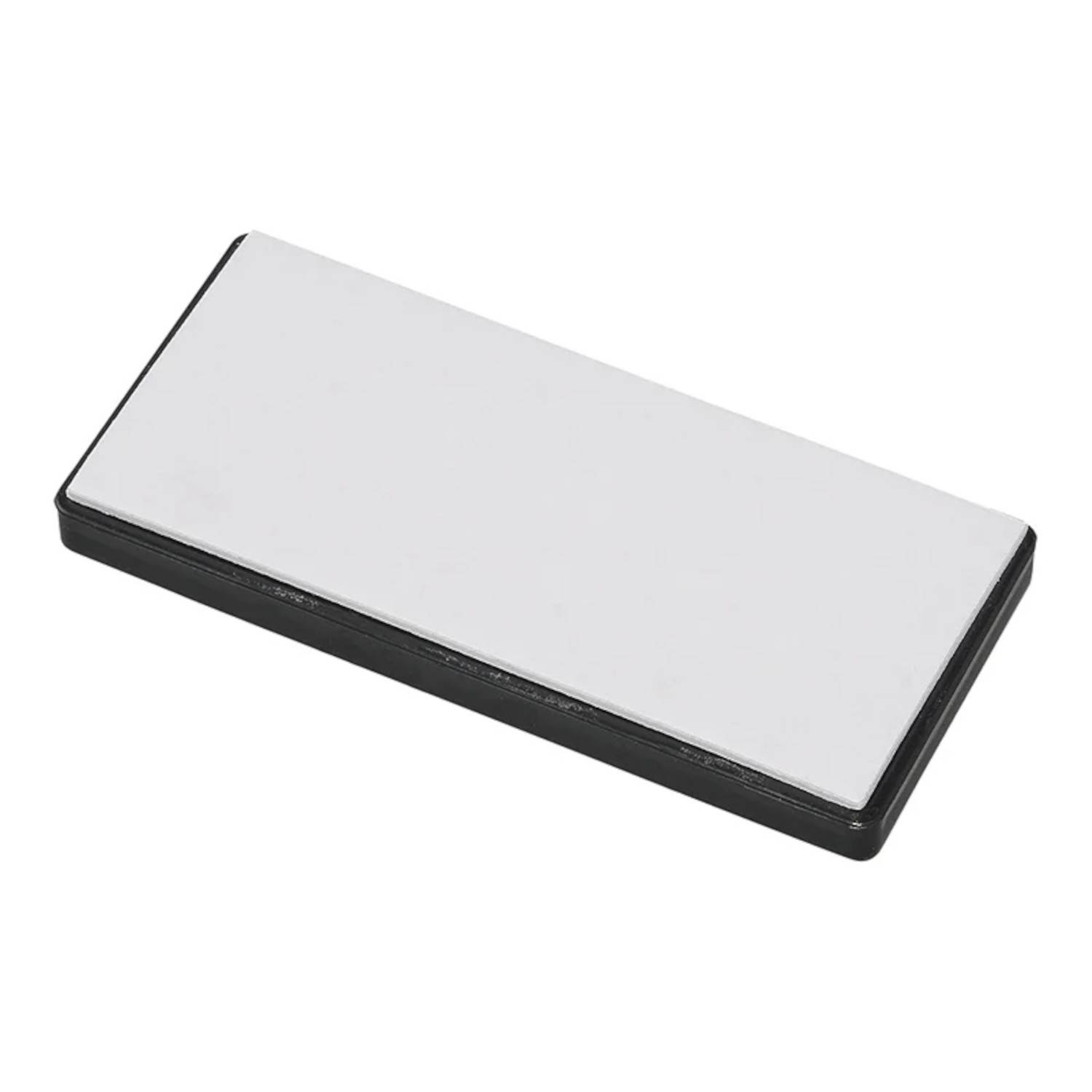 Ein silberner und schwarzer rechteckiger Gegenstand, möglicherweise ein Kompakt- oder schlankes elektronisches Gerät, wird vor einem weißen Hintergrund gezeigt.