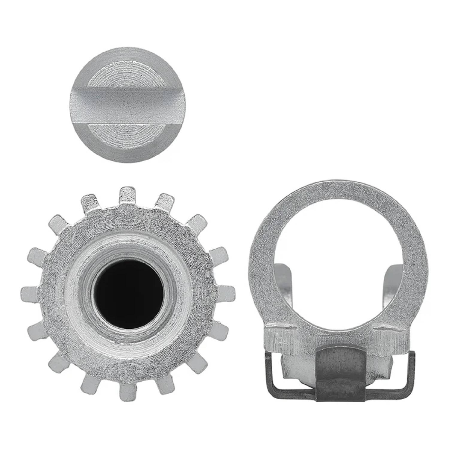 Drei Metallkomponenten: ein Zahnrad, ein kreisförmiges Teil mit einer Nut und ein kreisförmiges Stück mit Clips. Industrielle Ausrüstungsteile.