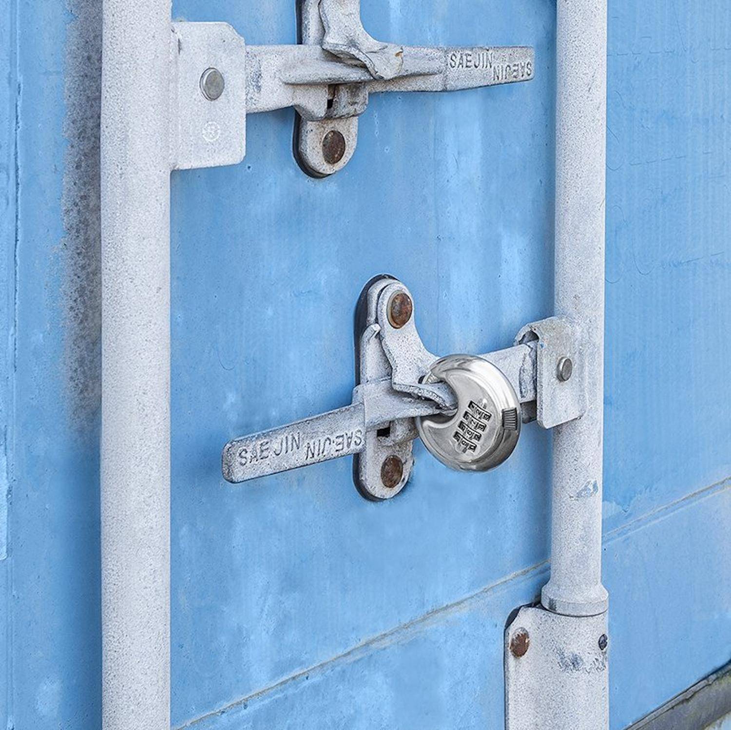 Eine verschlossene Metalltür mit einem Zahlenschloss, das auf 