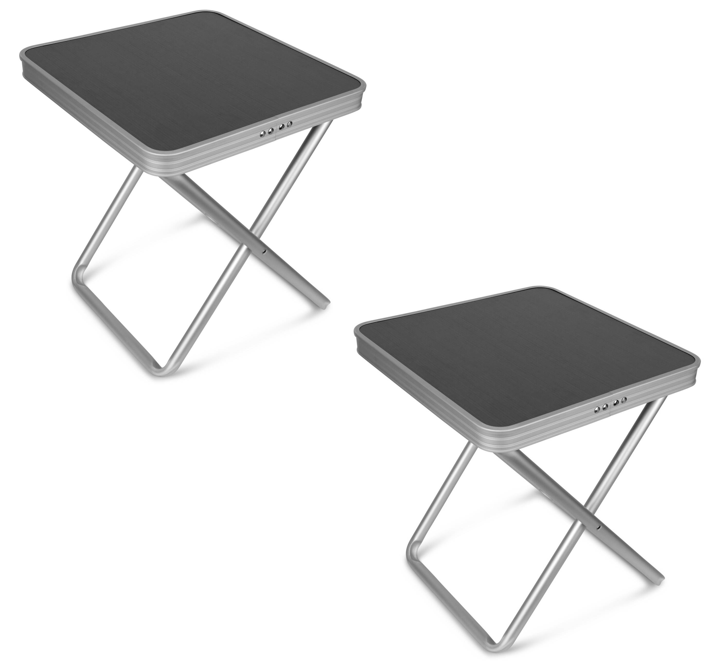 Zwei schwarze und silberne Klappische mit X-förmigen Beinen, geeignet für Außen- und Innenbereich.