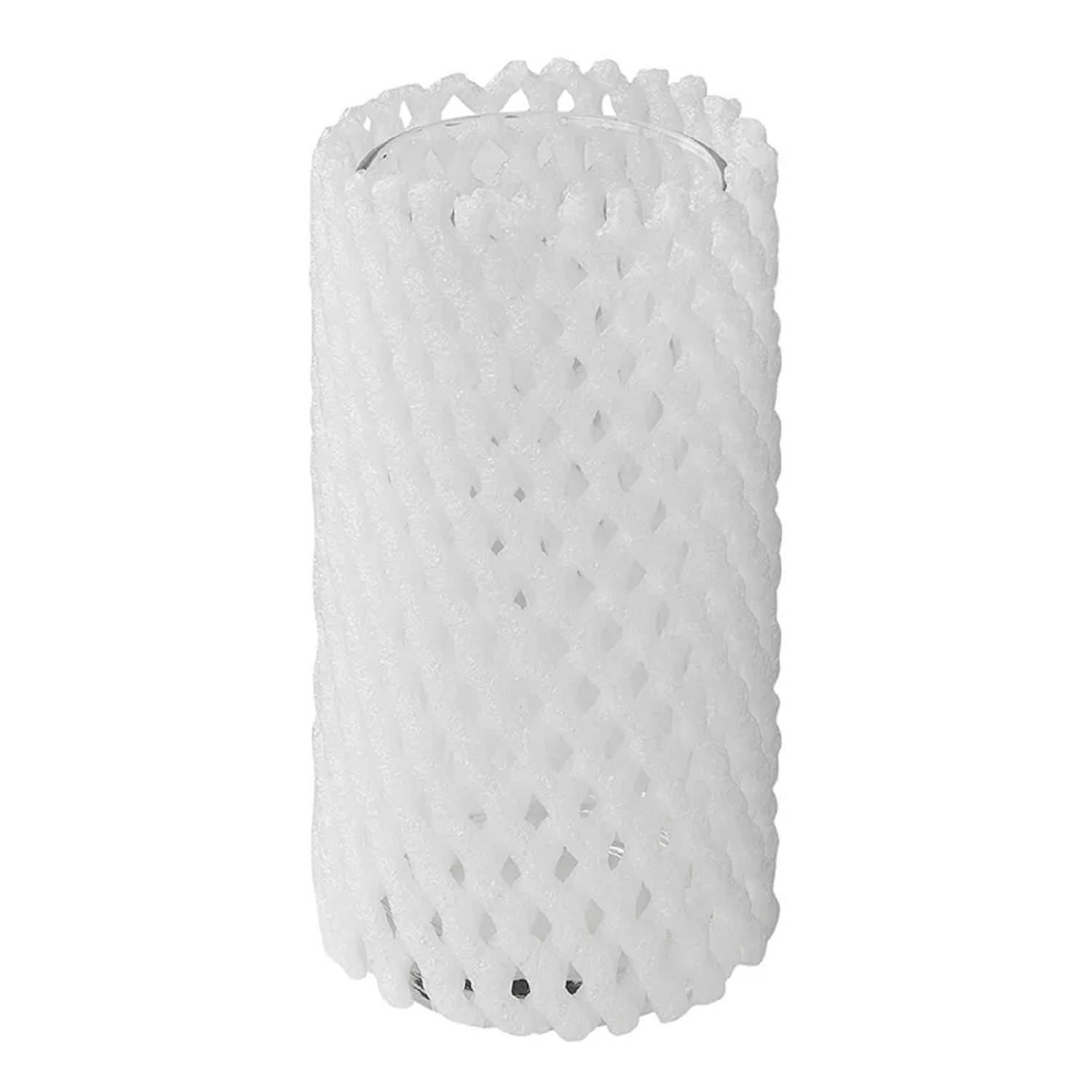 Eine Glasflasche, die mit einem weißen Schutznetzhülle überzogen ist, die zur Polsterung und zum Schutz während des Transports dient.