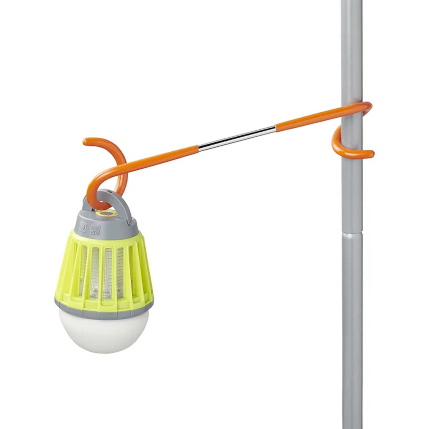 Eine tragbare, grüne Campinglaterne, die an einem orangefarbenen Haken an einem Metallpfosten hängt und damit Beleuchtungslösungen für den Außenbereich veranschaulicht.