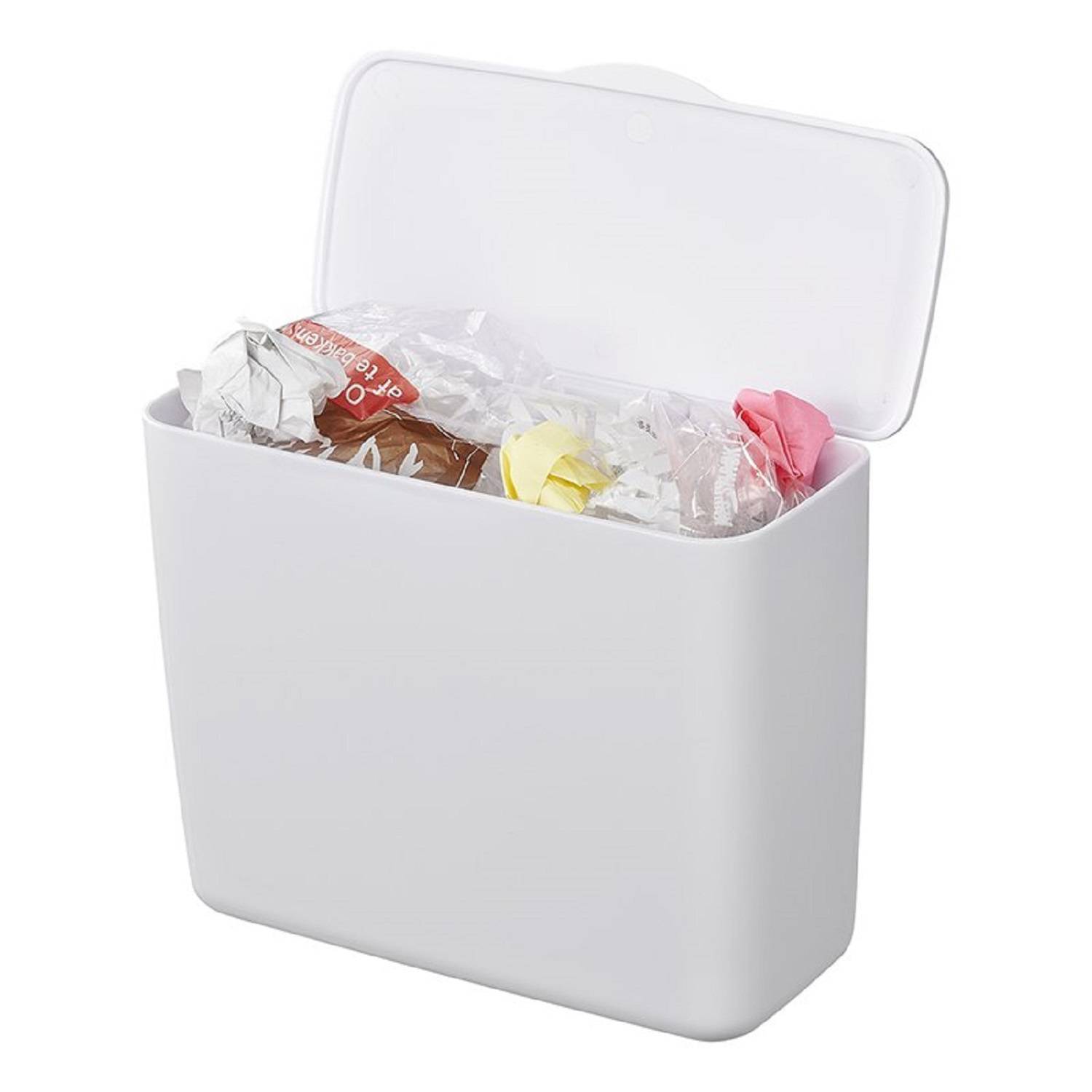 Ein offener weißer Mülleimer, gefüllt mit zerknitterten Papieren und bunten Plastikverpackungen.