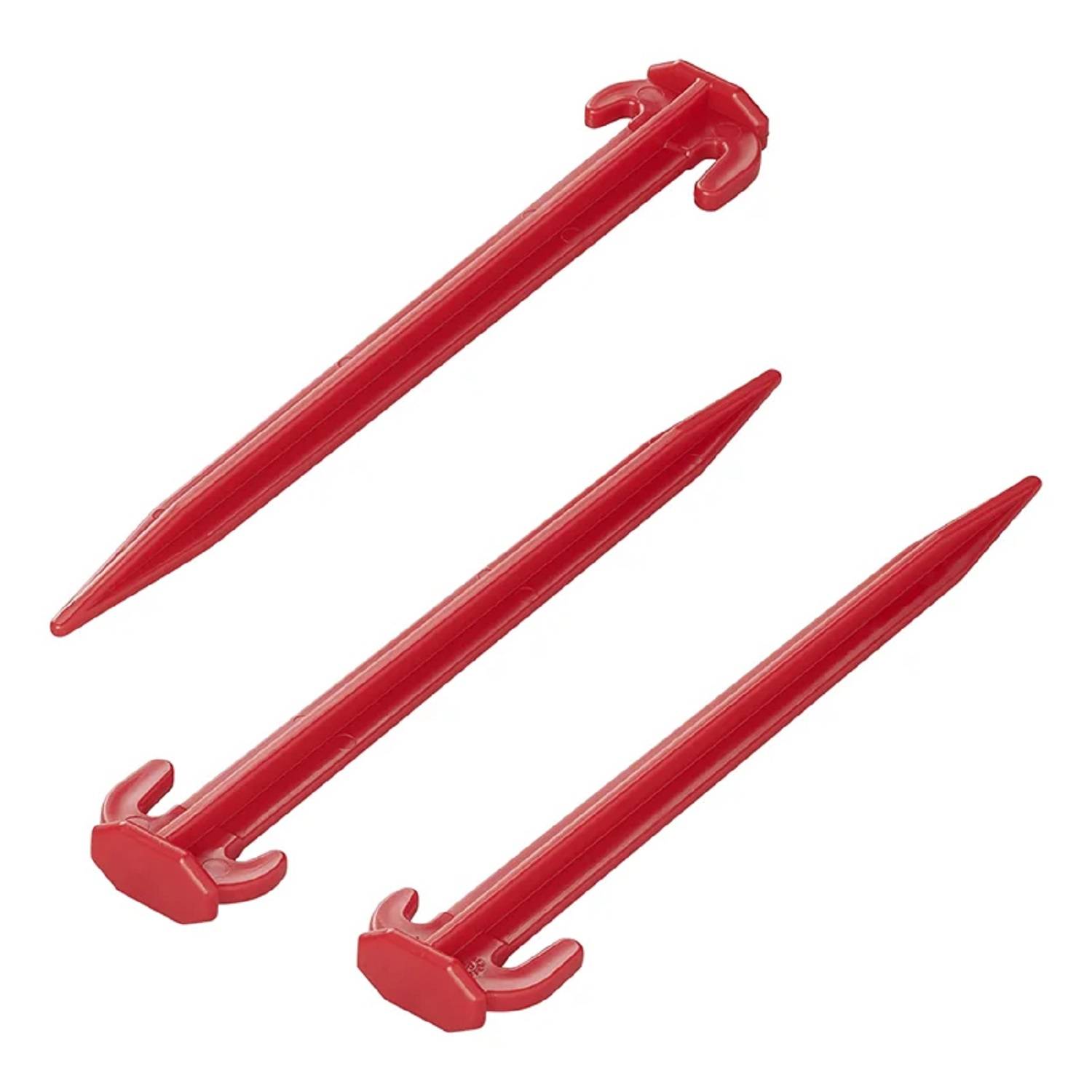Drei rote Plastikheringe mit Hakentops liegen auf einem weißen Hintergrund und werden zum Befestigen von Zelten am Boden verwendet.
