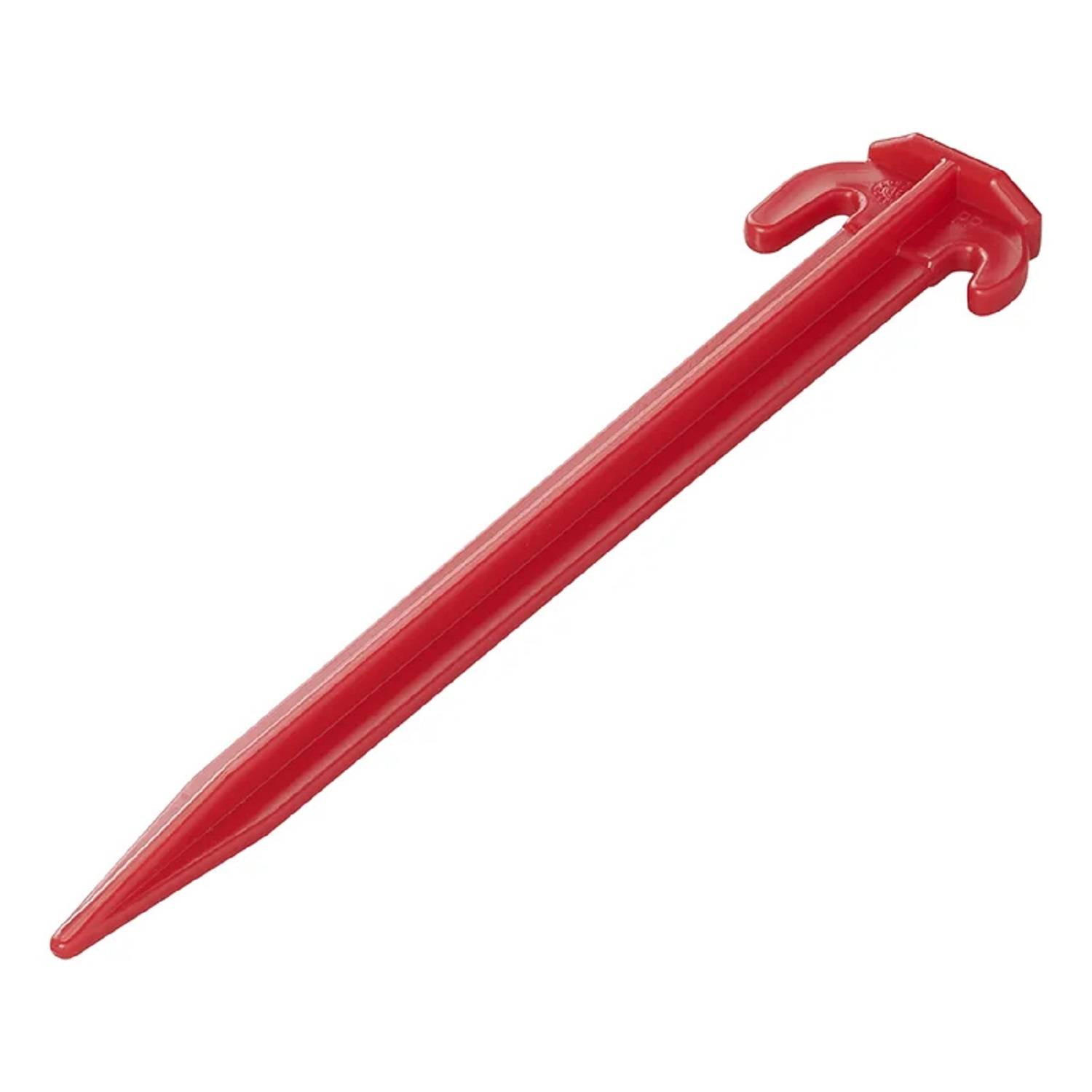 Ein roter Plastik-Erdnagel mit einem Haken an der Spitze, der zum Befestigen von Zelten am Boden verwendet wird.