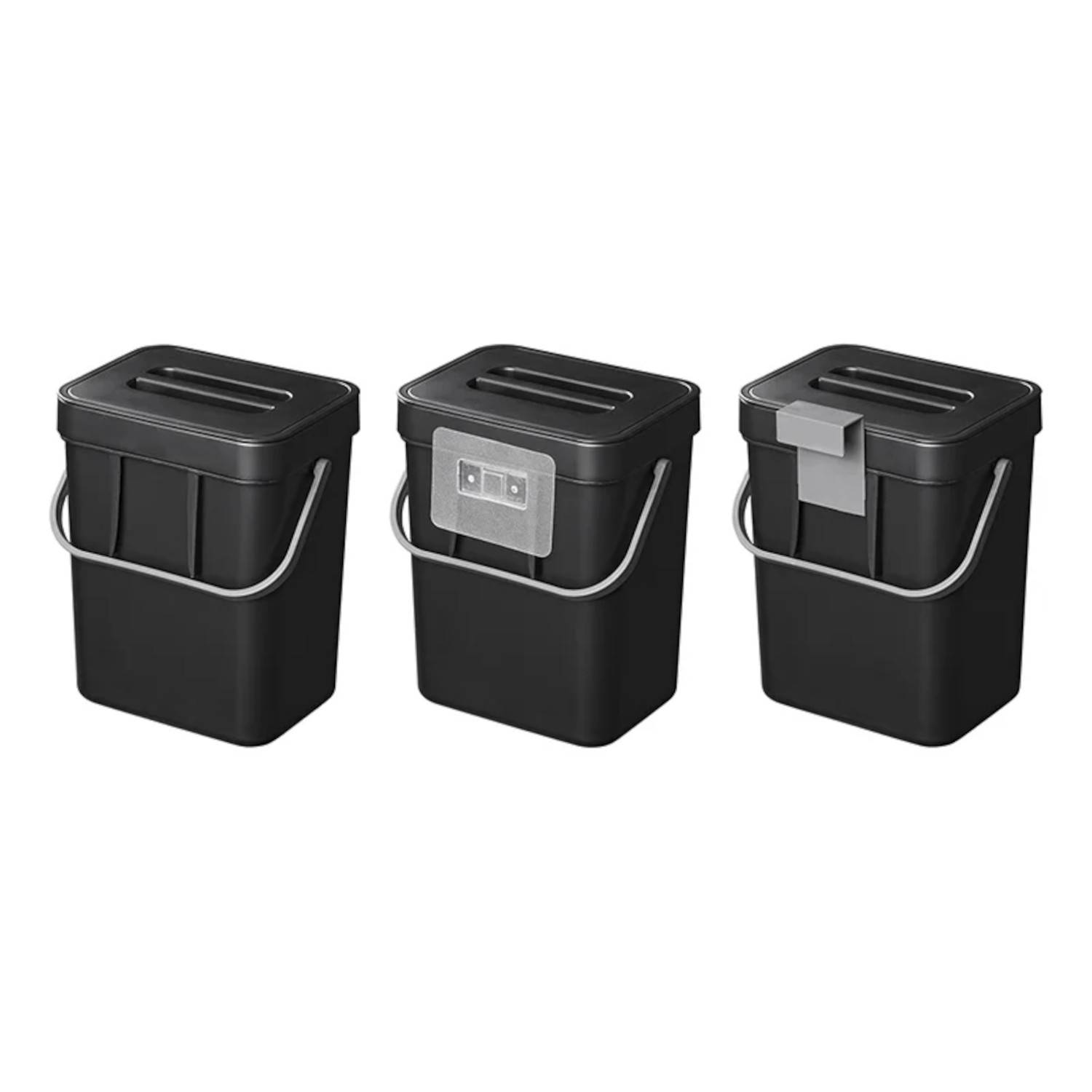 Drei schwarze Mülltonnen mit Metallgriffen, wobei jede mit einem unterschiedlichen Deckel versehen ist: eine mit einem Schlitz, eine mit einem Papiersymbol und eine mit einer Lasche.