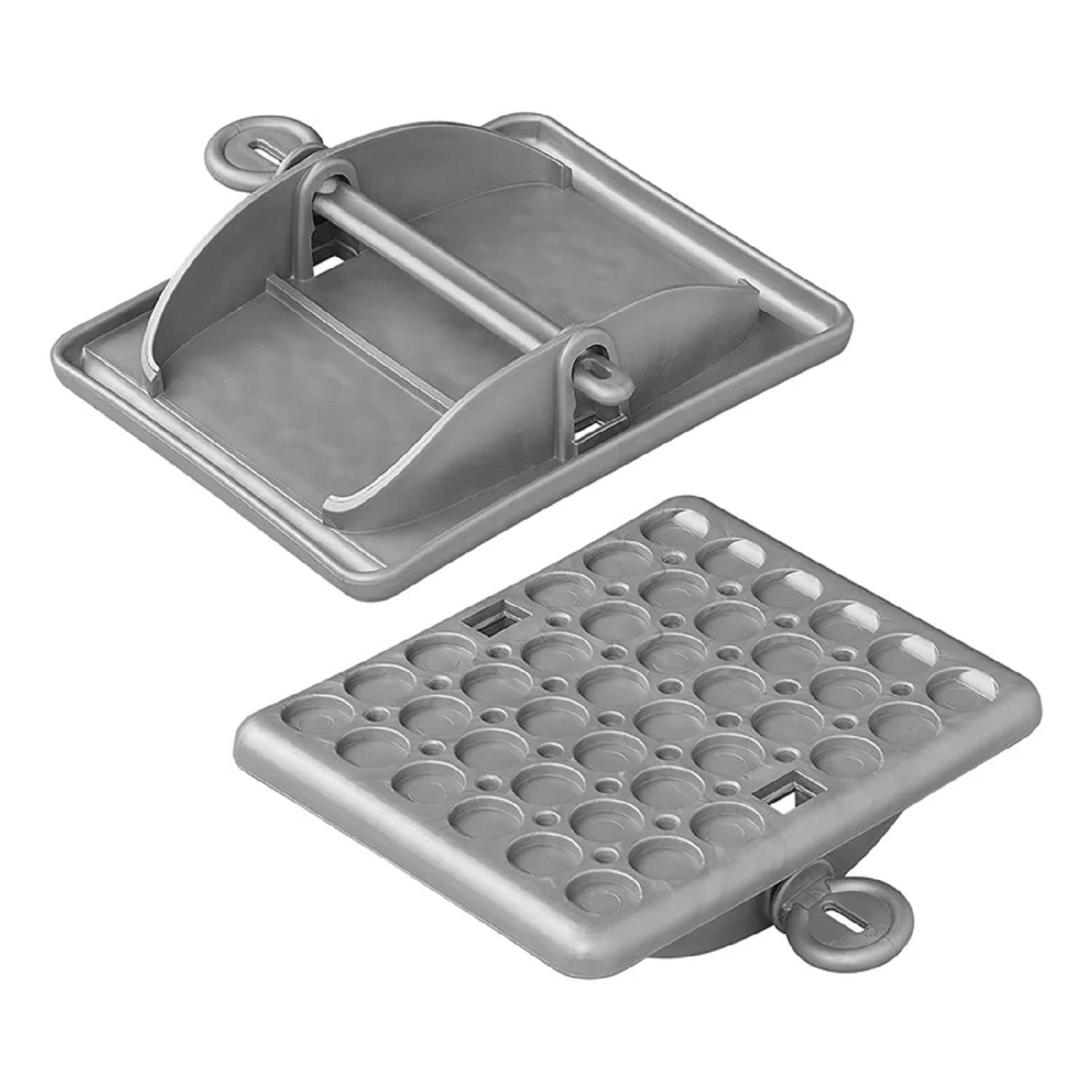 Zwei silberne Gürtelschnallen; eine mit einem Gitter aus runden Löchern, die andere mit glatter Oberfläche und doppeltem Dorndesign.