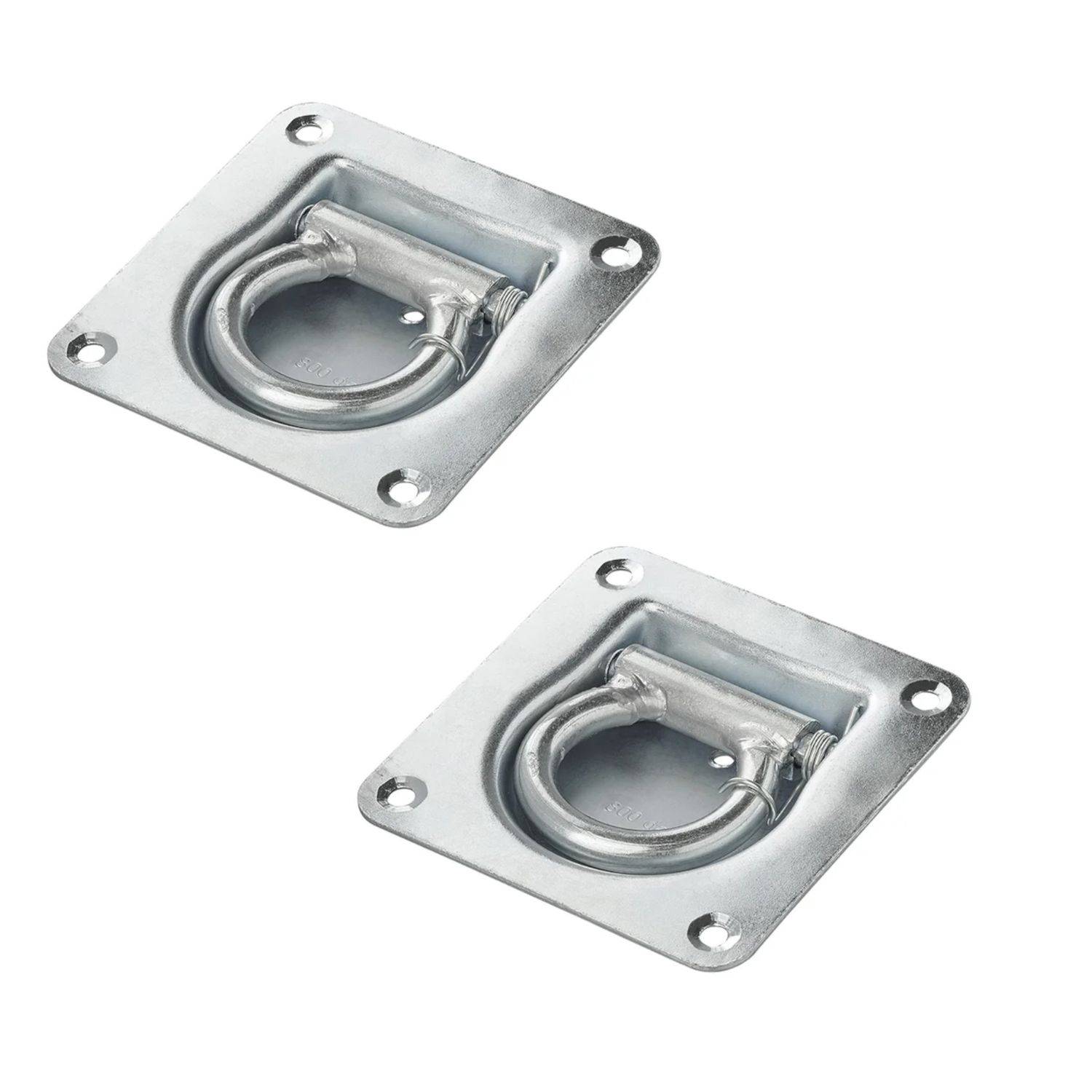 Zwei metallene, eingelassene Zurrösen auf quadratischen Platten, die zum Sichern von Gegenständen während des Transports verwendet werden. Jede verfügt über vier Bohrlöcher zur Befestigung.