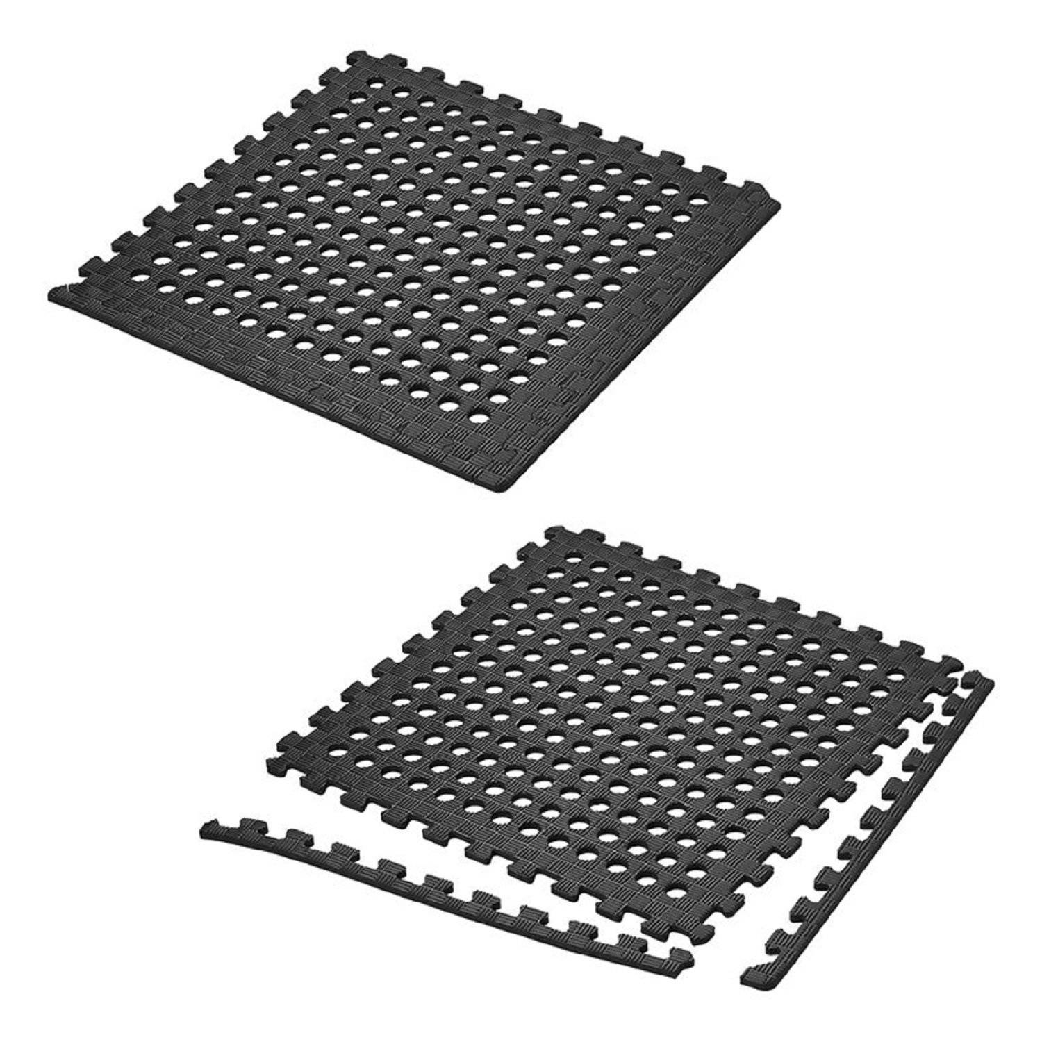 Zwei schwarze, ineinandergreifende Gummimatten, die jeweils ein Gitter aus Löchern aufweisen. Eine Matte ist zusammengebaut, während die andere teilweise zerlegt ist.