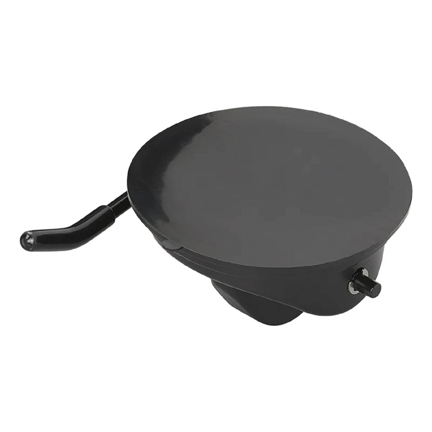 Eine schwarze manuelle Drehscheibe mit Seitengriff zum Mahlen, die vor einem weißen Hintergrund präsentiert wird.