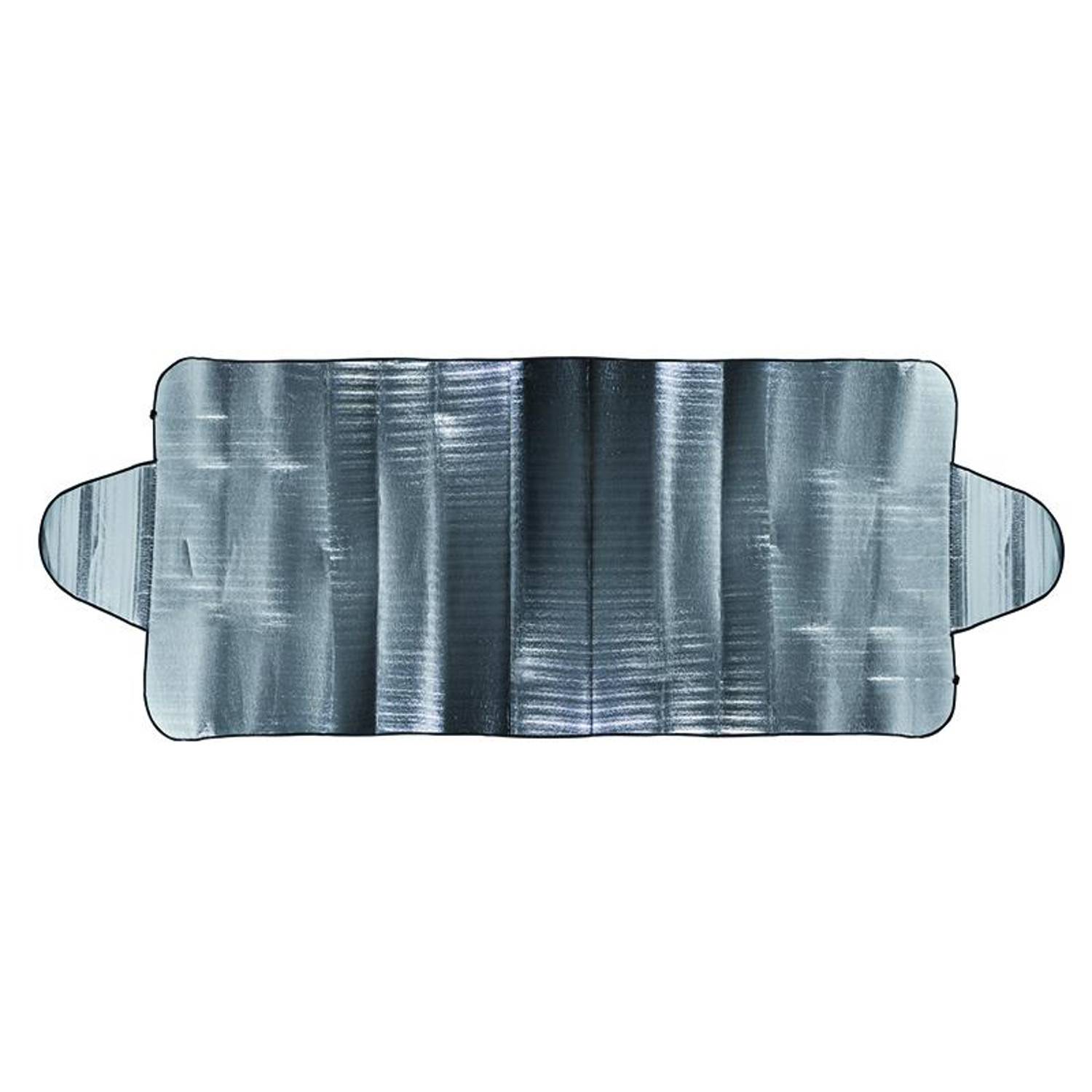 Ein silberner, reflektierender Autoscheiben-Sonnenschutz ist entfaltet und zeigt seine akkordeonartige Struktur. Er ist darauf ausgelegt, Sonnenlicht zu blockieren und die Hitze in einem geparkten Fahrzeug zu reduzieren.