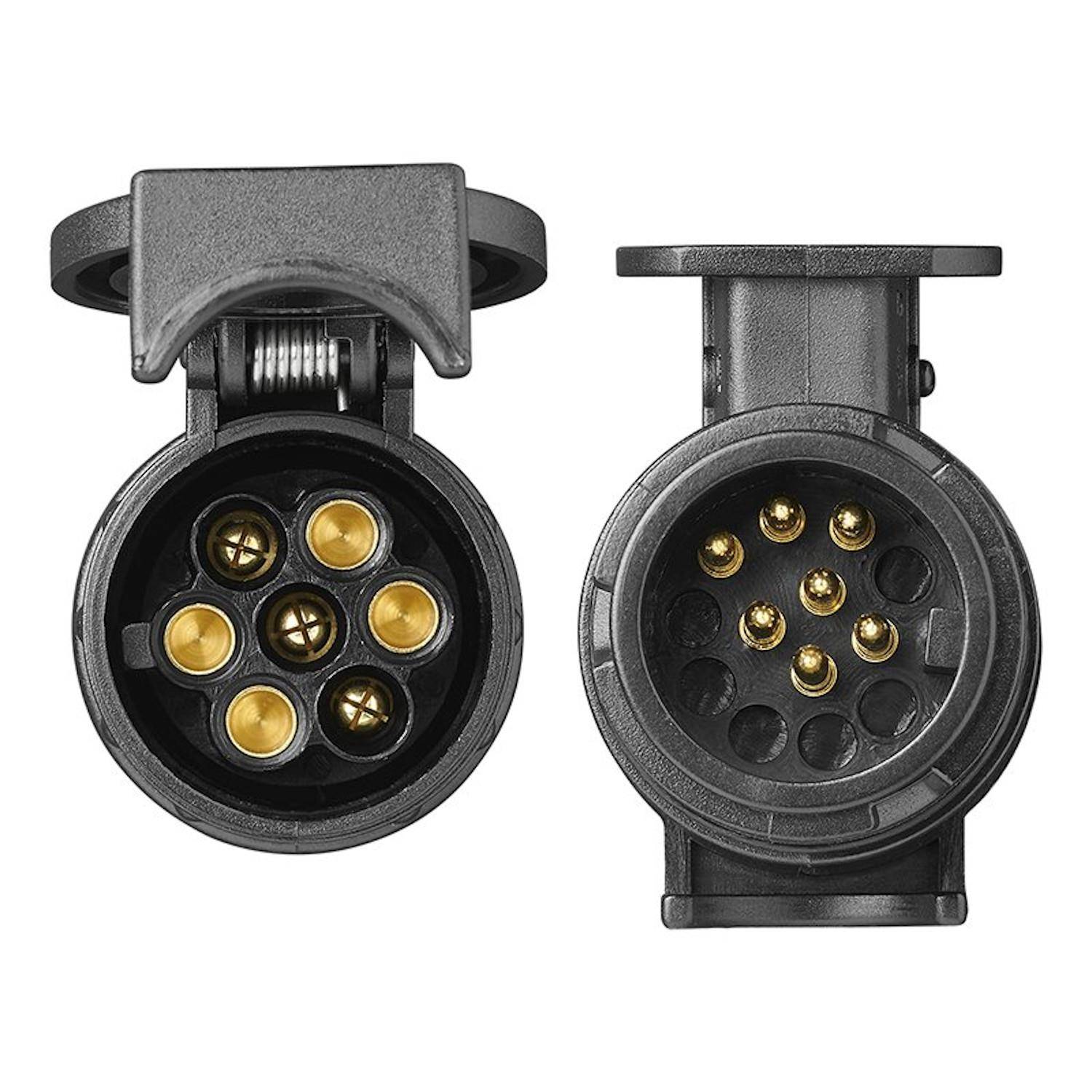 Zwei schwarze 7-polige Anhänger-Steckverbinder mit Goldpins; einer hat einen klappbaren Deckel geöffnet, der andere ist unbedeckt und zeigt die Pinbelegung.
