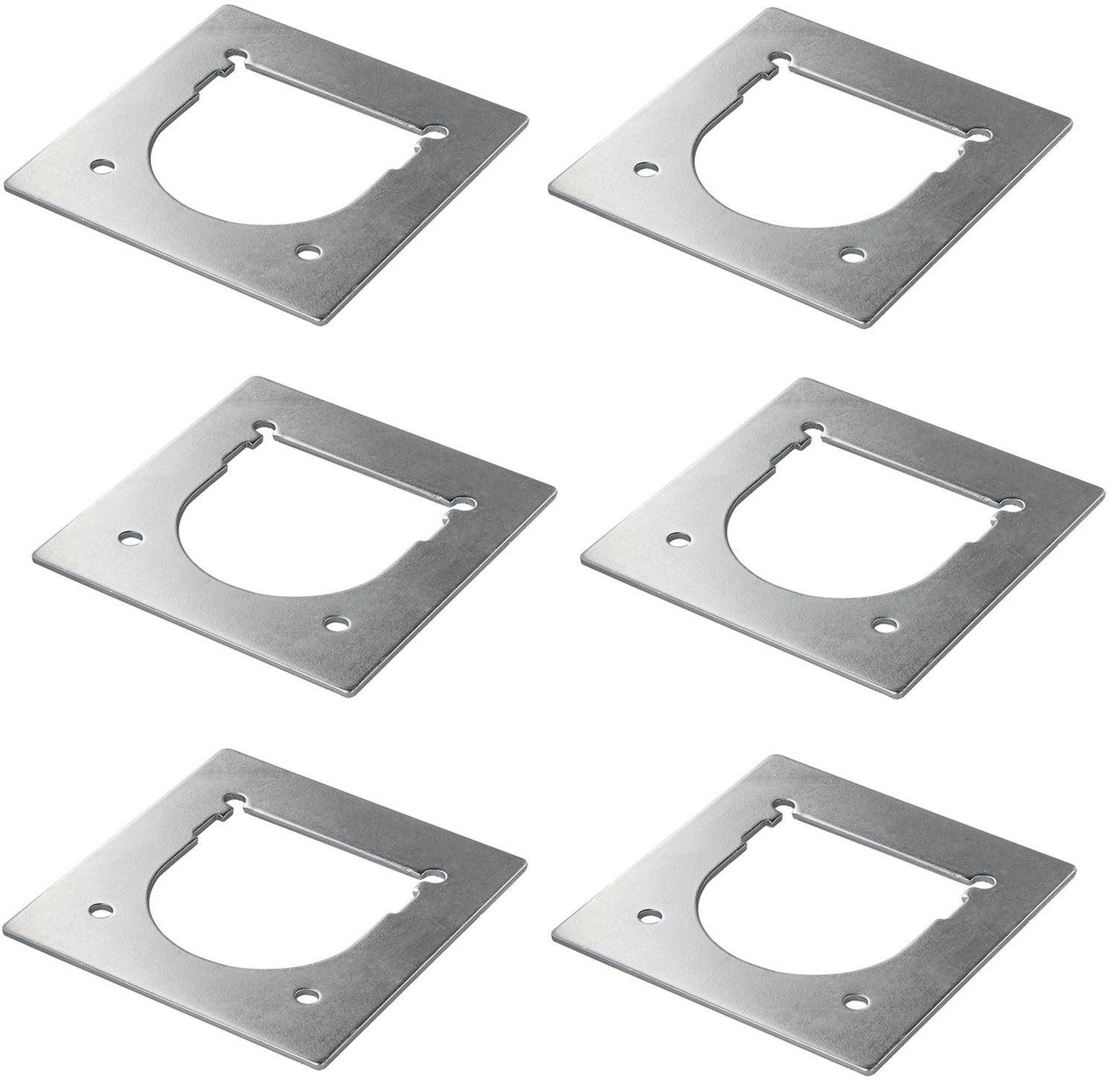 Ein Raster aus sechs identischen Metallhalterungen, jeweils quadratisch mit einer kreisförmigen Aussparung und Schlüsselloch-Einschnitten, angeordnet in zwei Reihen zu je drei.