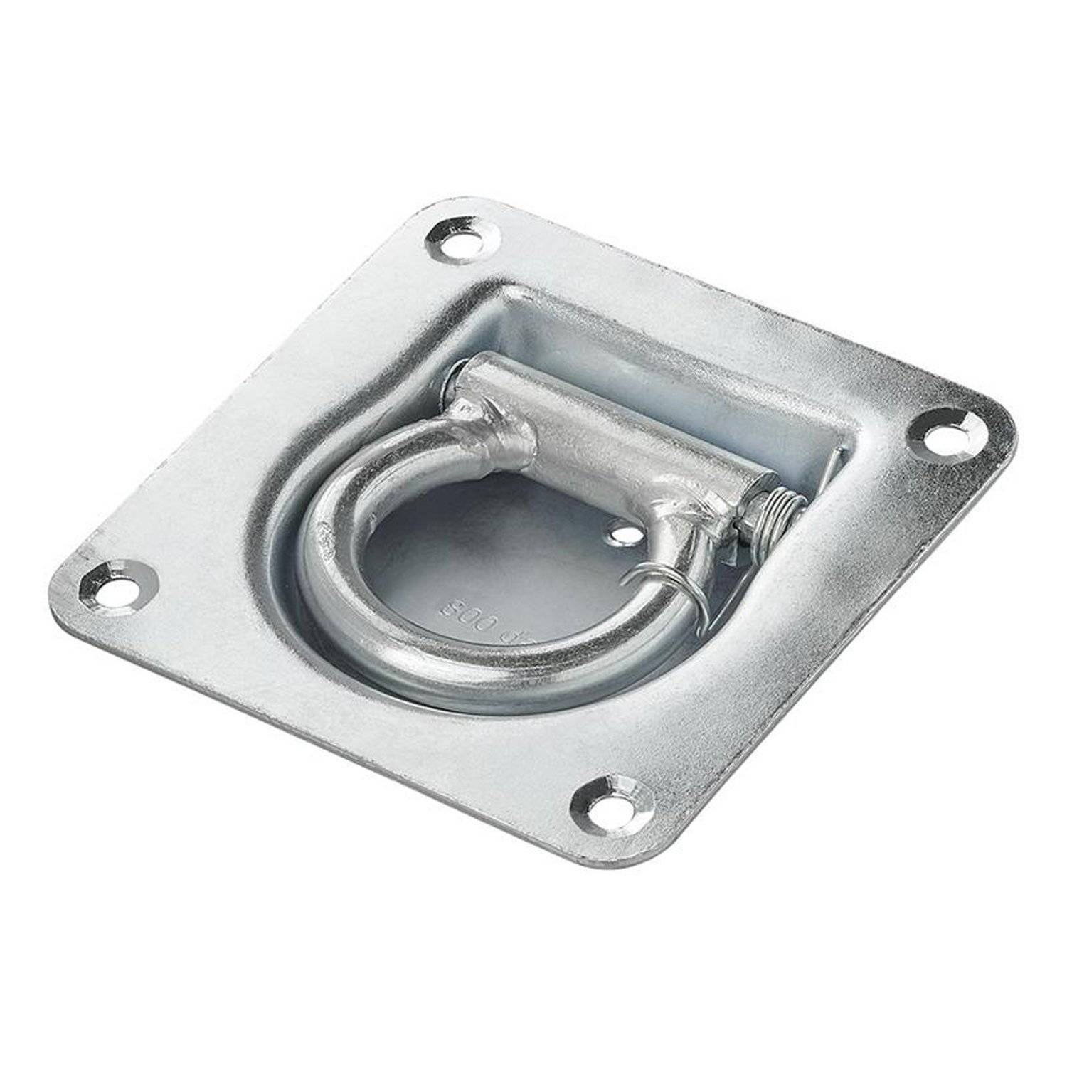 Eine silberne, eingelassene D-Ring-Zurröse auf einer Metallbasis mit vier Bohrlöchern, die zum Sichern von Ladung in Transportfahrzeugen verwendet wird.