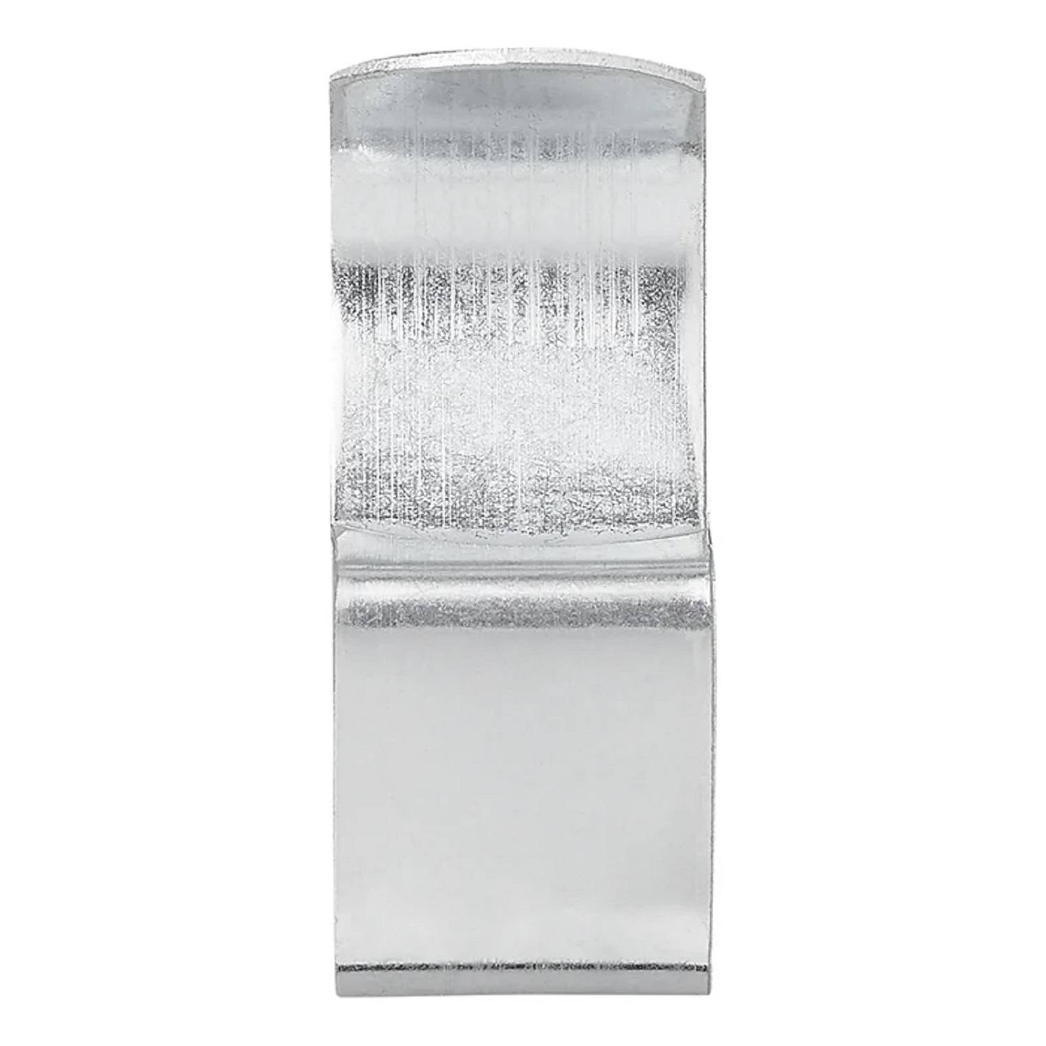 Eine silberne Metallklammer mit einer gekrümmten Oberseite und flachen Unterseite, die typischerweise verwendet wird, um Dokumente oder kleine Gegenstände zusammenzuhalten oder zu bündeln.