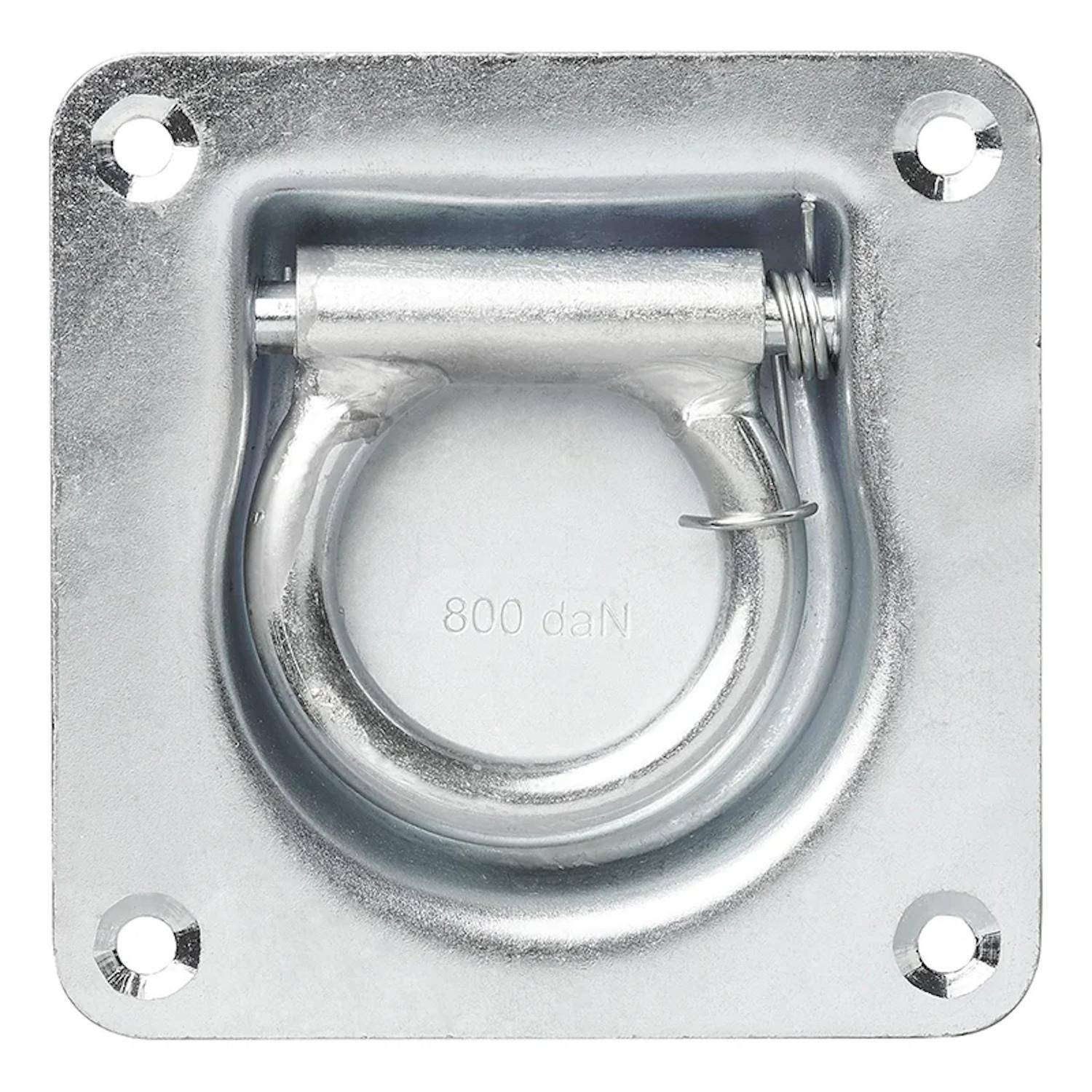 Ein metallischer Zurring mit der Prägung '800 daN' auf einer rechteckigen Metallplatte mit vier Schraublöchern.
