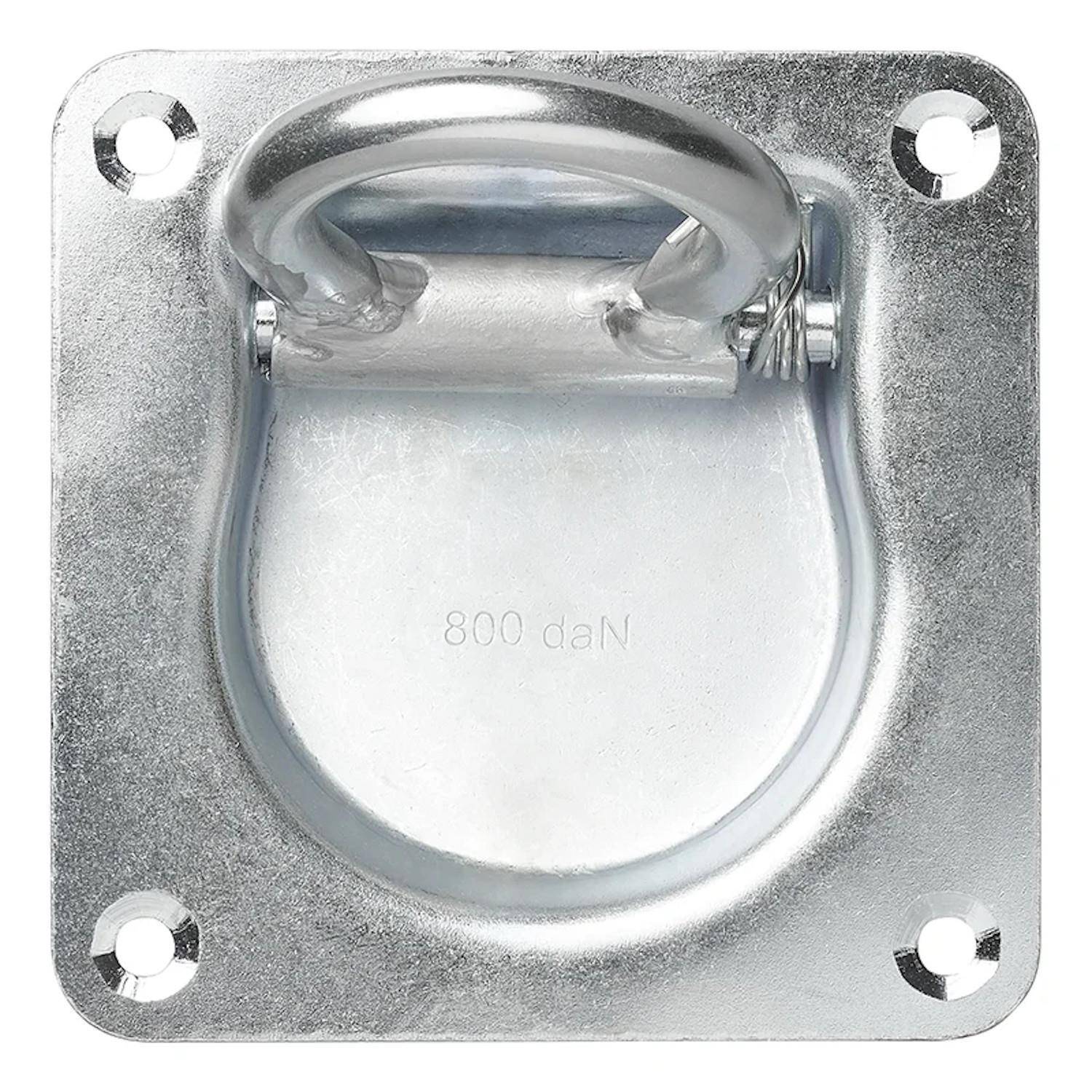 Ein quadratischer Metallbefestigungspunkt mit einem runden, gegliederten Ring, gekennzeichnet mit '800 daN', vorgesehen zur Befestigung von Gegenständen.