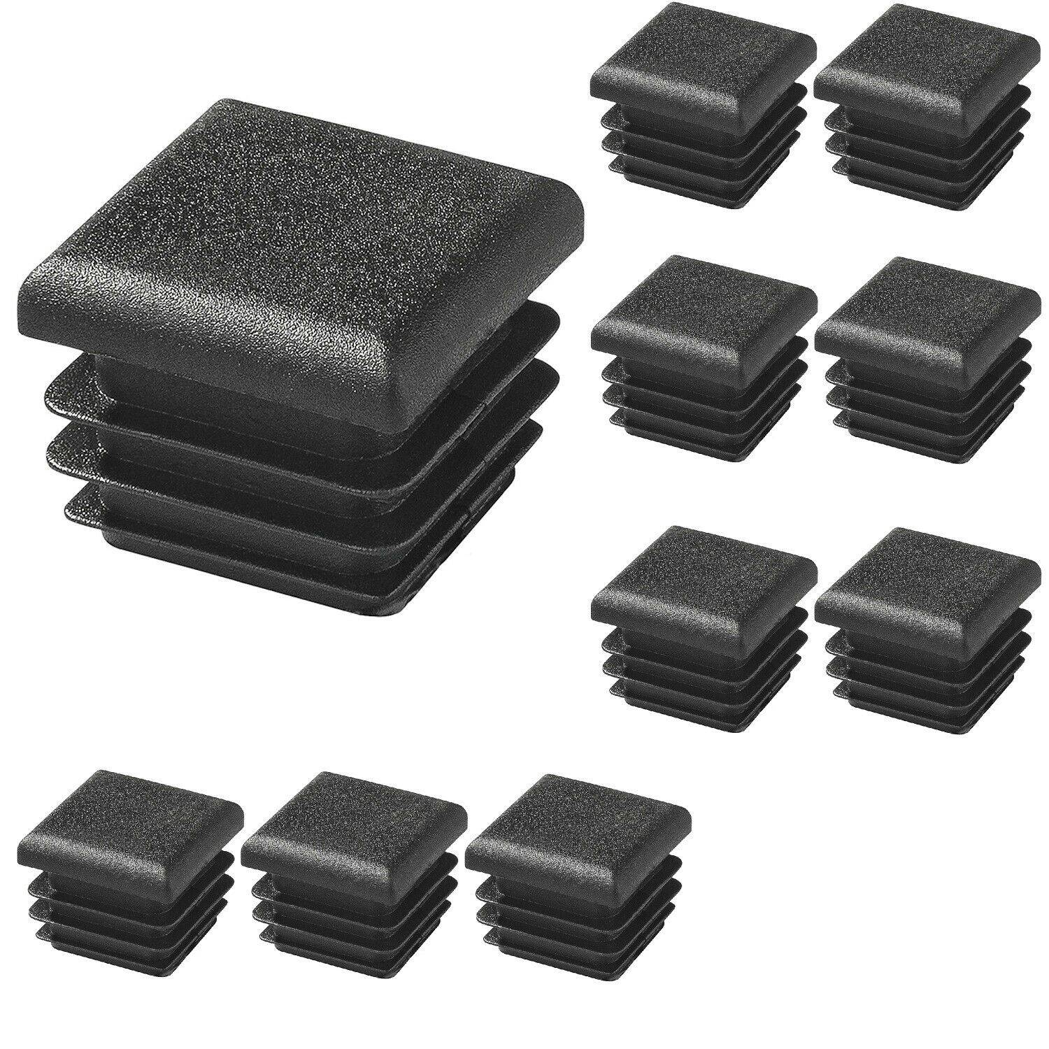 Elf schwarze quadratische Plastik-Stuhlbeinkappen in unterschiedlichen Stapelhöhen.