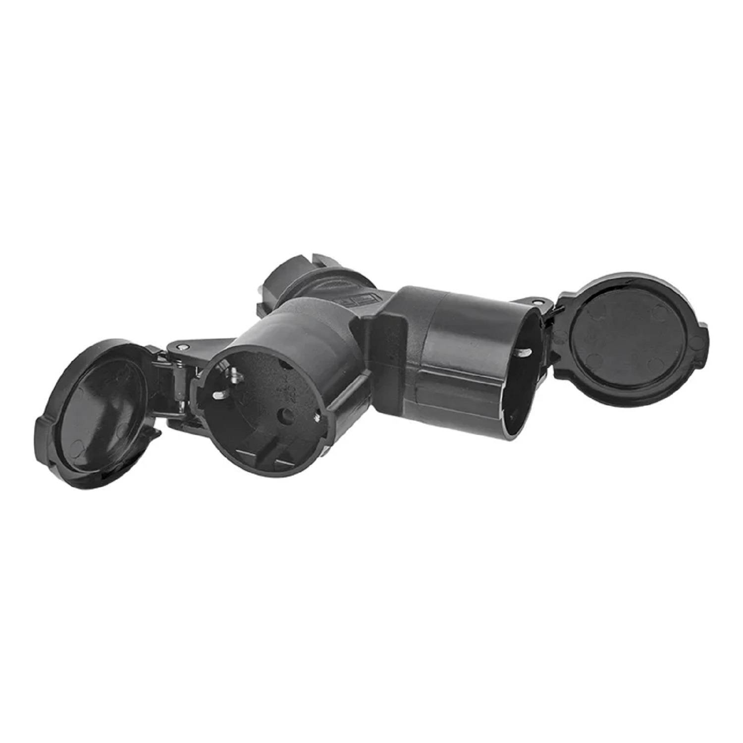 Ein schwarzer, dreifacher elektrischer Steckdosenadapter mit offenen Abdeckungen, entwickelt zum Anschluss mehrerer Stecker, auf weißem Hintergrund.