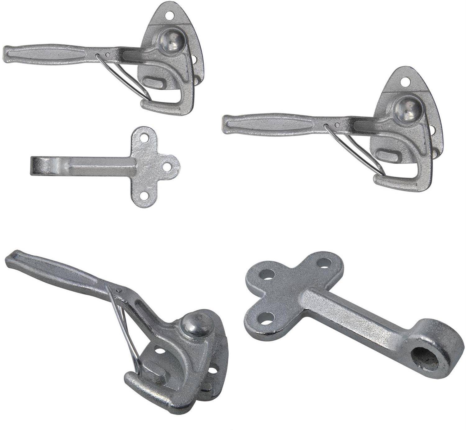 Drei graue Metallverschlüsse mit Hebeln und zwei graue Metallkreuzstücke, auf einem weißen Hintergrund platziert, höchstwahrscheinlich für mechanische Zwecke verwendet.