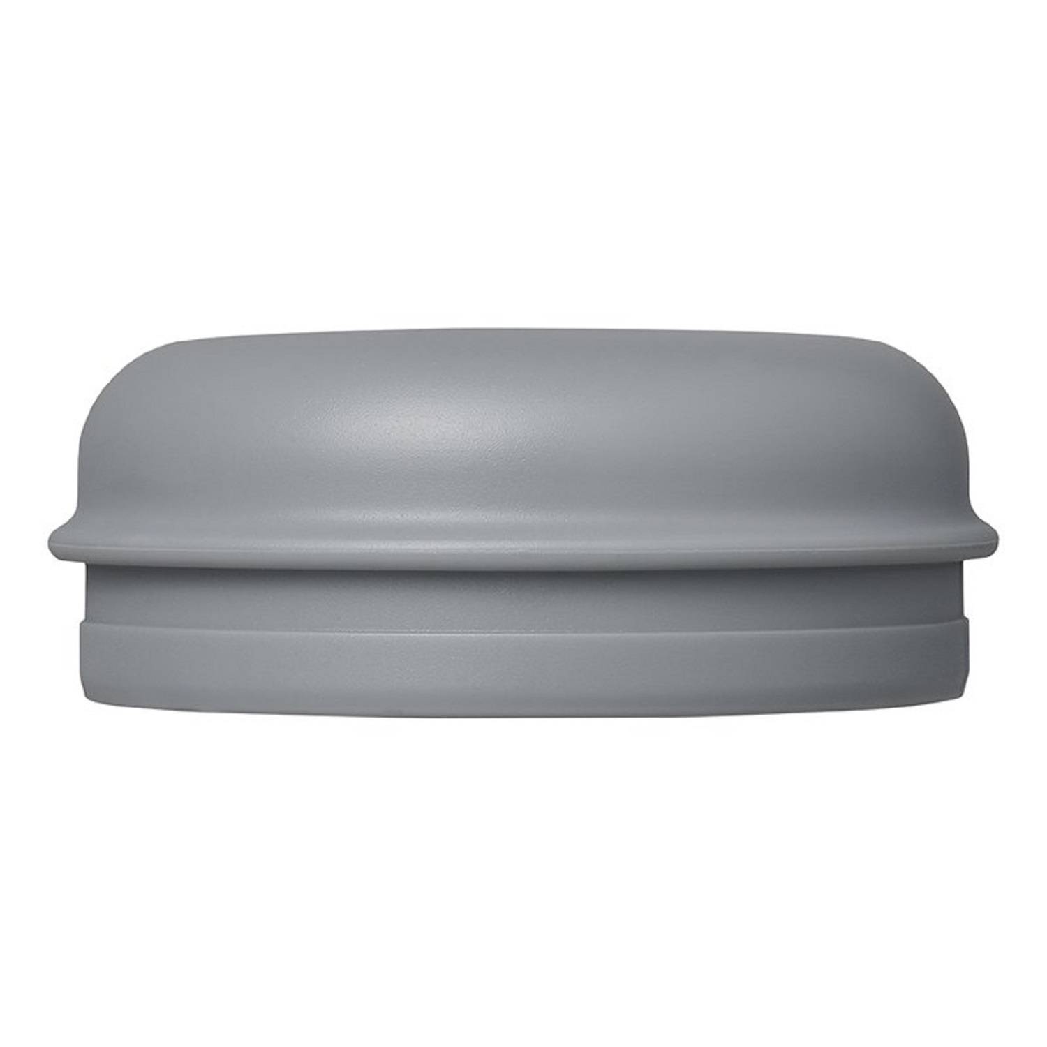 Ein grauer, runder Plastikdeckel, von der Seite betrachtet, mit einer glatten, leicht gewölbten Oberfläche und einem kleinen Rand an der Basis.