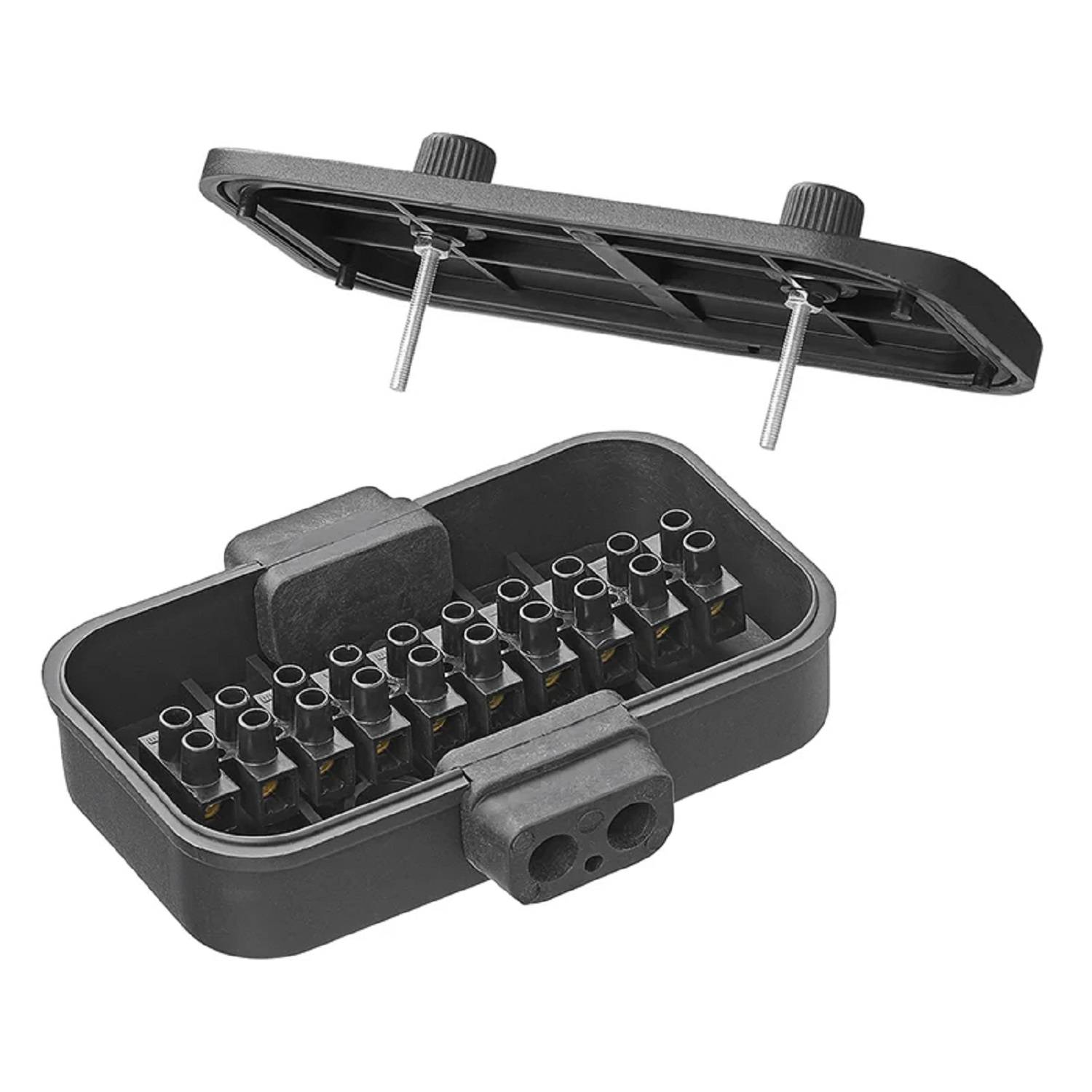 Rechteckige elektrische Verteilerdose mit offener Abdeckung, die mehrere Anschlussklemmen und eine Befestigungsklemme an ihrer Seite aufweist.