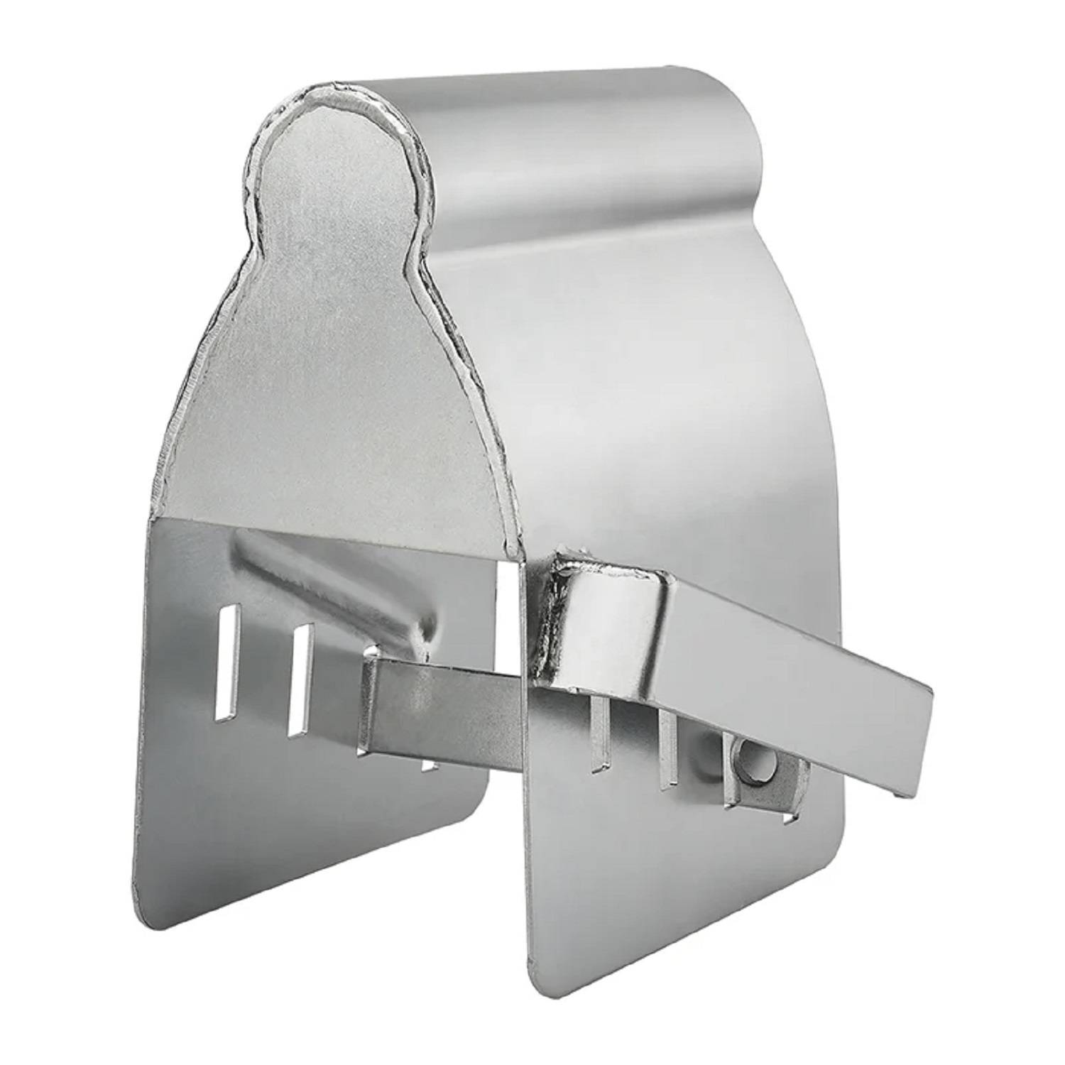 Ein glänzender Metallfleischhalter für den Grill mit rechteckiger Basis und Haken-Befestigung, der entwickelt wurde, um Fleisch auf dem Barbecue sicher zu halten.