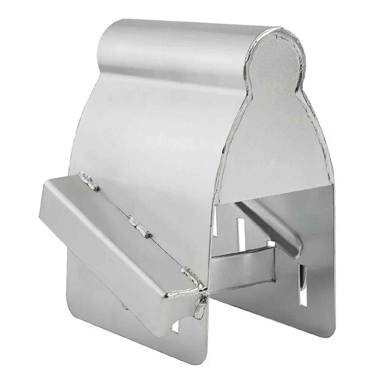 Ein glänzendes Metallvogelhaus mit einem glatten, schrägen Dach und einem rechteckigen Eingang steht vor einem einfarbigen weißen Hintergrund.