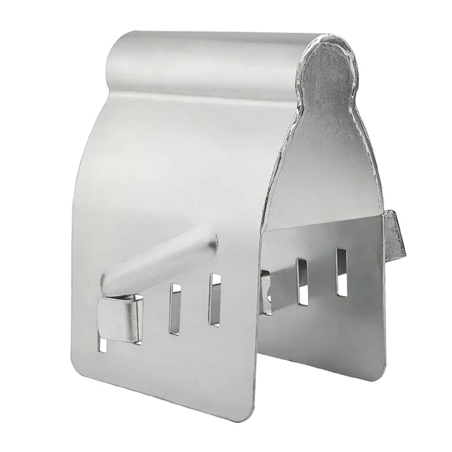 Ein glänzender, metallischer Ofenrohrregulierungsschieber mit einem einfachen, geschwungenen Design und rechteckigen Ausschnitten an den Seiten zur Luftströmungsregelung.