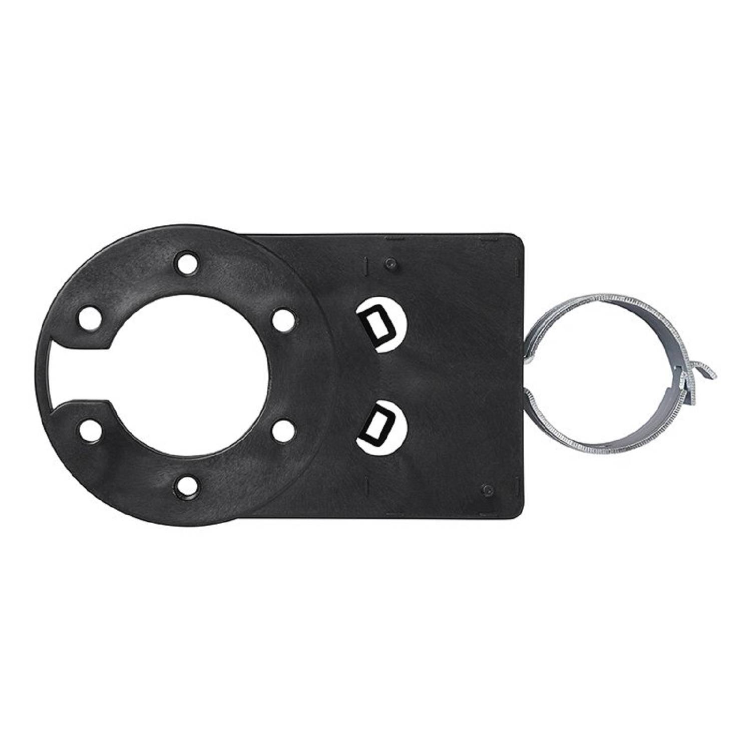 Eine schwarze Montageklammer mit mehreren Löchern und einer Metallklemme, verwendet zum Befestigen von Rohren oder Kabeln an einer Oberfläche.