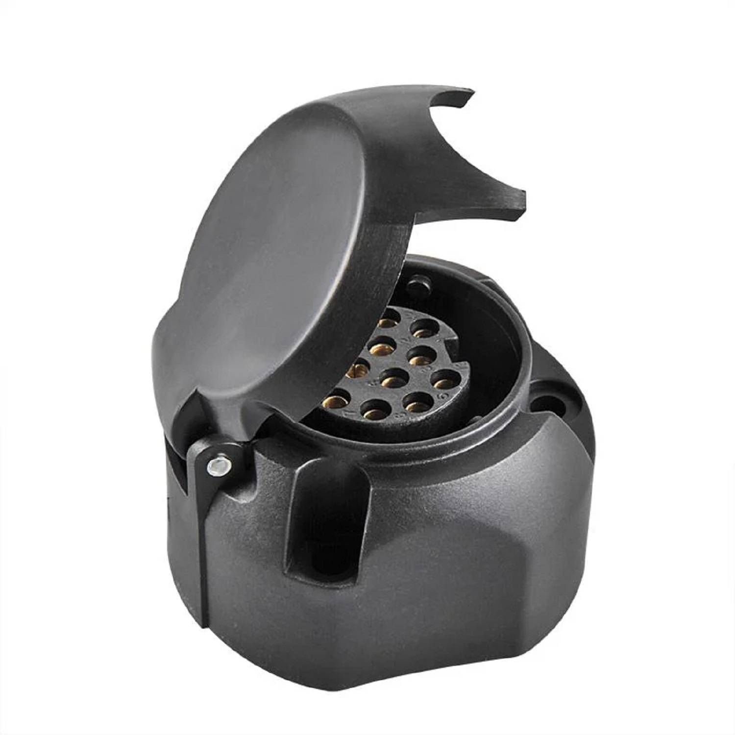 Eine kreisförmige schwarze elektrische Steckdose mit einer klappbaren Abdeckung ist geöffnet und zeigt mehrere Stiftanschlüsse im Inneren, die für Anhängersteckverbindungen konzipiert sind.