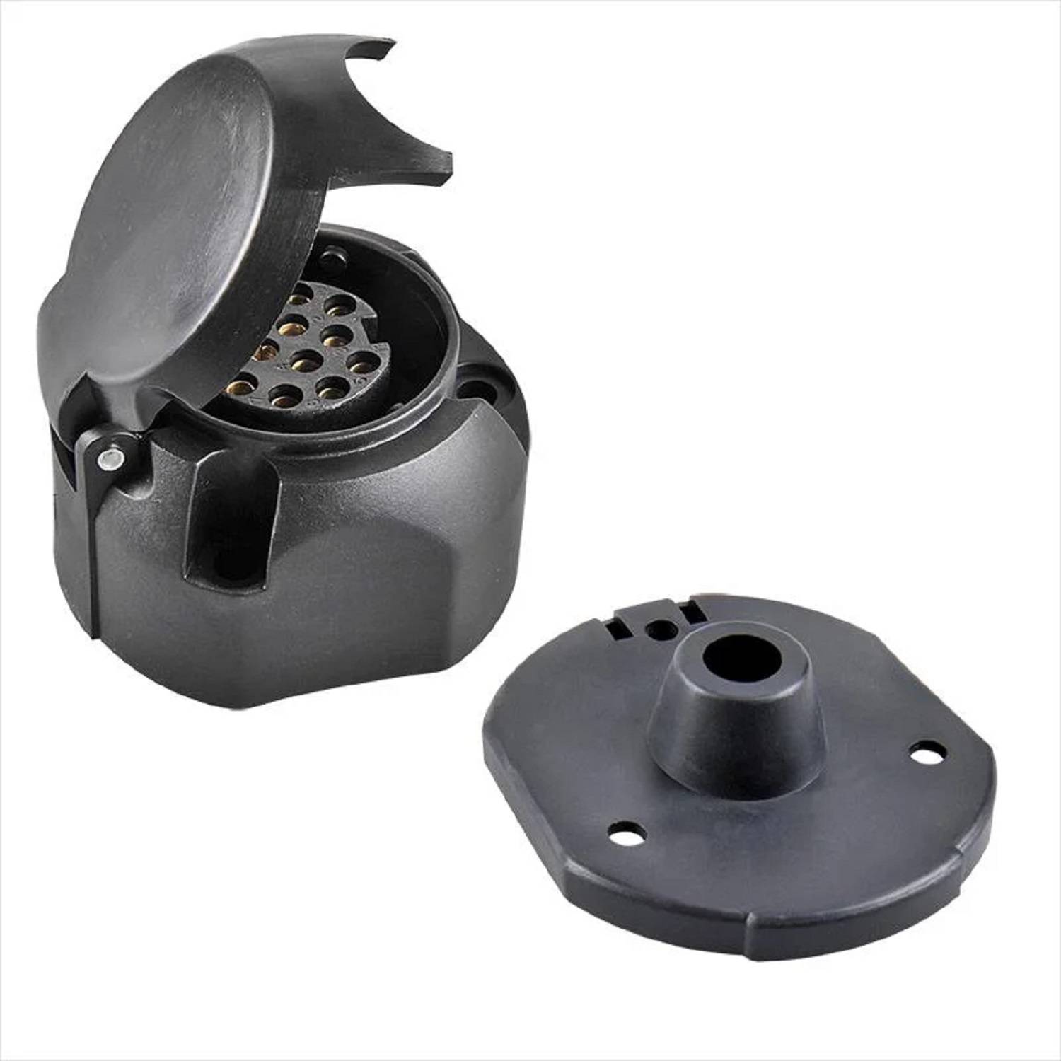 Eine schwarze 7-polige Anhängersteckdose mit abnehmbarer Abdeckung ist geöffnet dargestellt, wobei die Stiftanschlüsse für elektrische Verbindungen am Zugfahrzeug sichtbar sind.