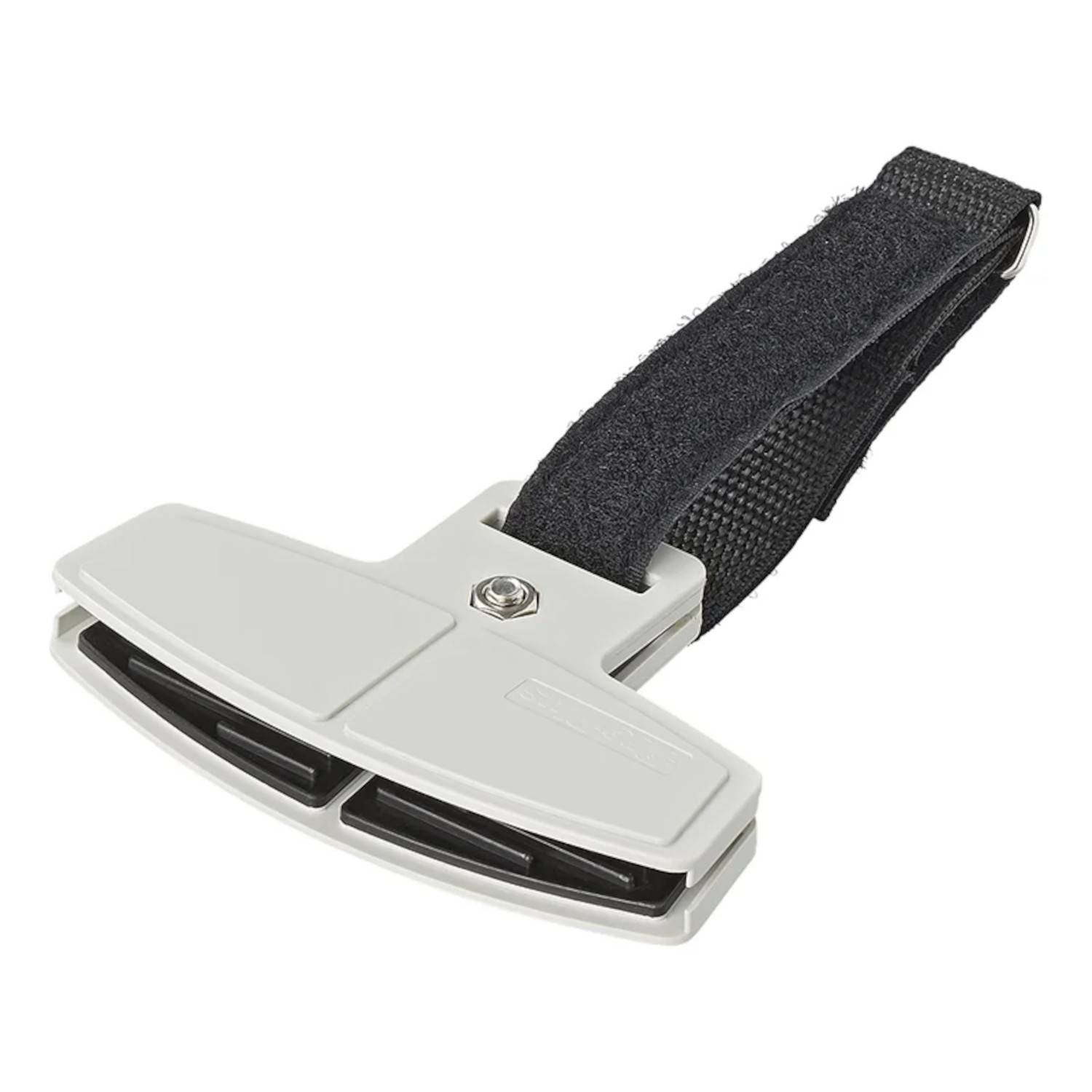 Ein Messerschärfer aus Kunststoff mit zwei Schleifschlitzen und einem schwarzen Handschlaufe, entwickelt für bequemes Schärfen von Klingen.